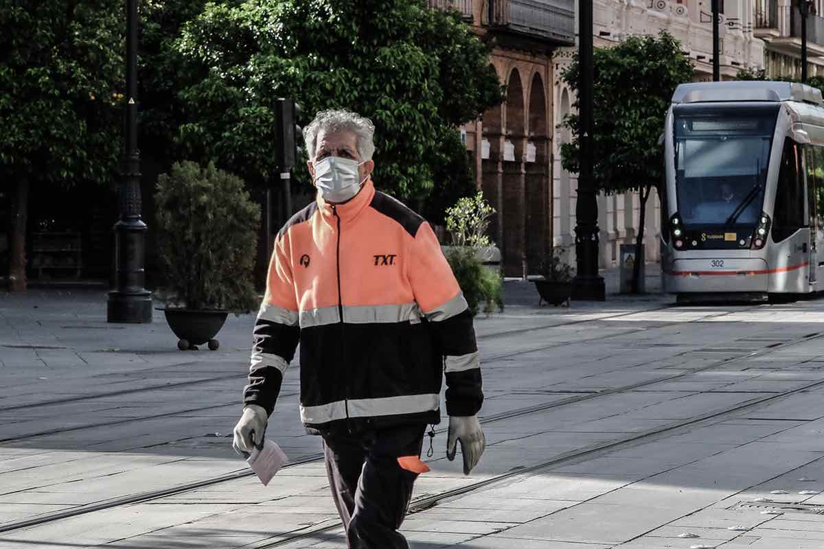 Un trabajador, con el Metrocentro de fondo en Sevilla pasea con mascarilla por el centro. FOTO: JOSÉ LUIS TIRADO (portaldeandalucia.org) 