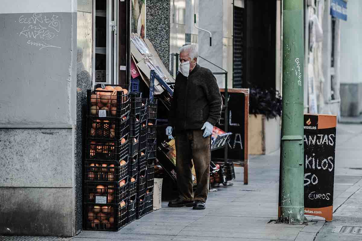 Un hombre espera en la puerta de una tienda de alimentación, durante el estado de alarma. FOTO: JOSÉ LUIS TIRADO (portaldeandalucia.org)