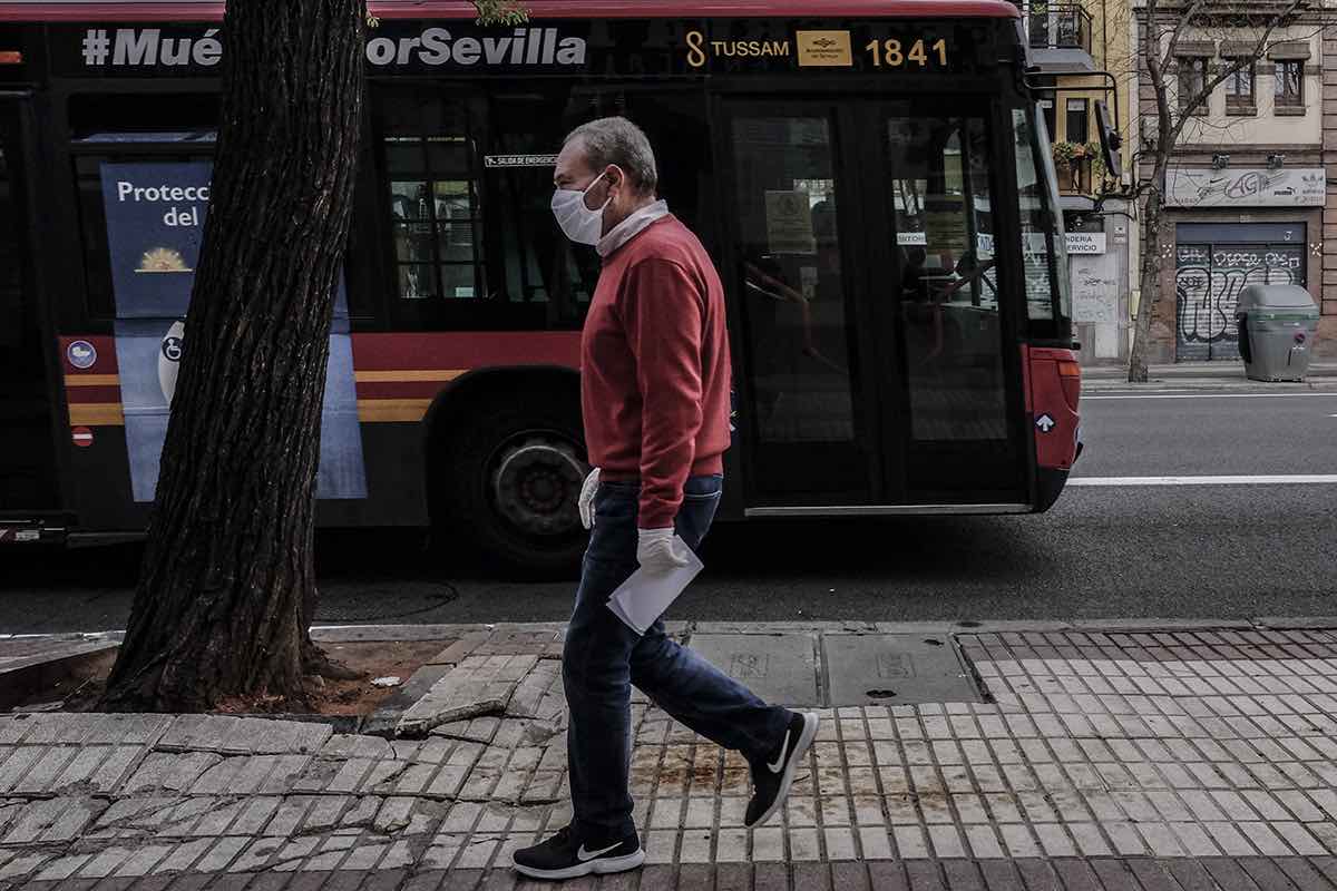 Un hombre, caminando por Sevilla en una imagen reciente. FOTO: JOSÉ LUIS TIRADO (portaldendalucía.org)