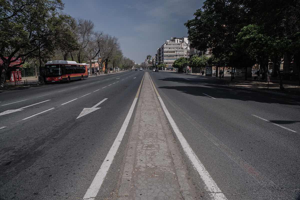 Una avenida de Sevilla, vacía durante el confinamiento. FOTO: JOSÉ LUIS TIRADO (joseluistirado.es)