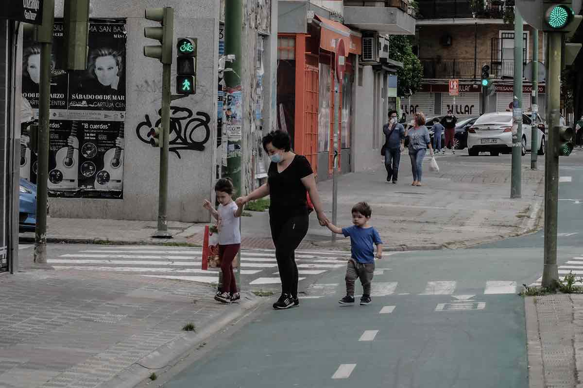 Dos niños pasean por Sevilla de la mano. FOTO: JOSÉ LUIS TIRADO