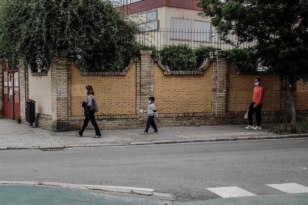 Paseo con menores en Sevilla, en días pasados. FOTO: JOSÉ LUIS TIRADO (www.joseluistirado.es)