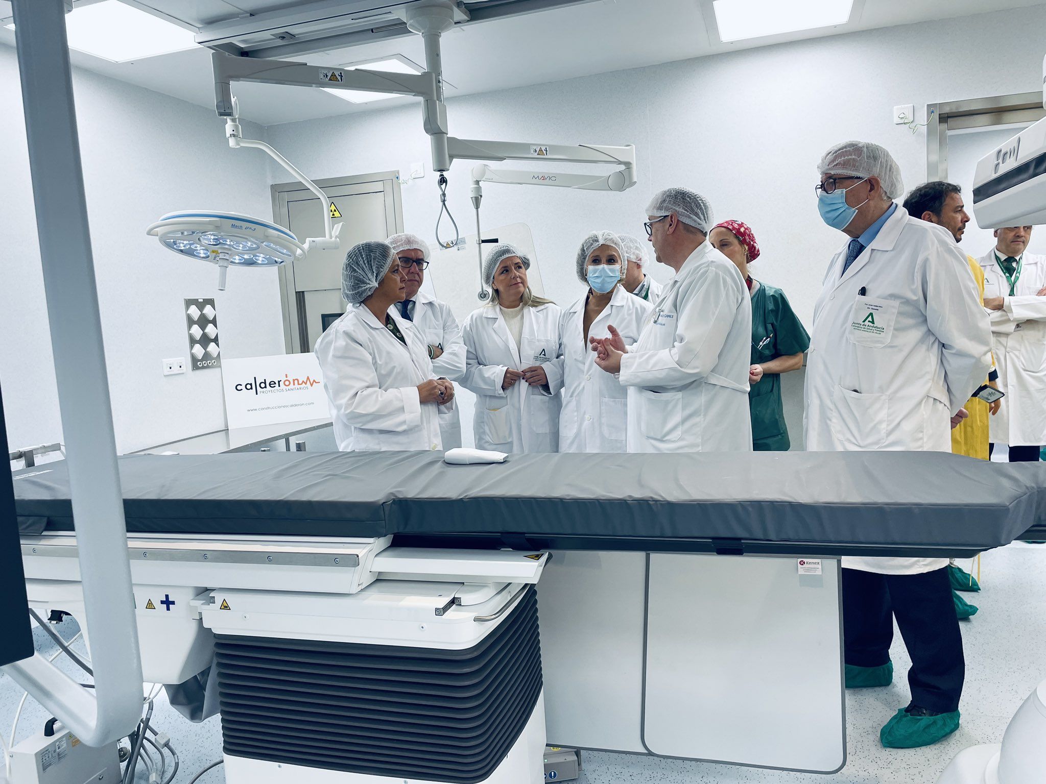 Catalina García, consejera de Salud en el Gobierno andaluz, en el nuevo quirófano de Jaén.