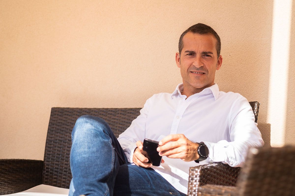 Jesús Sierra, en su casa en Jerez, desde donde ha organizado el registro nacional mientras está de permiso paternal. FOTO: MANU GARCÍA