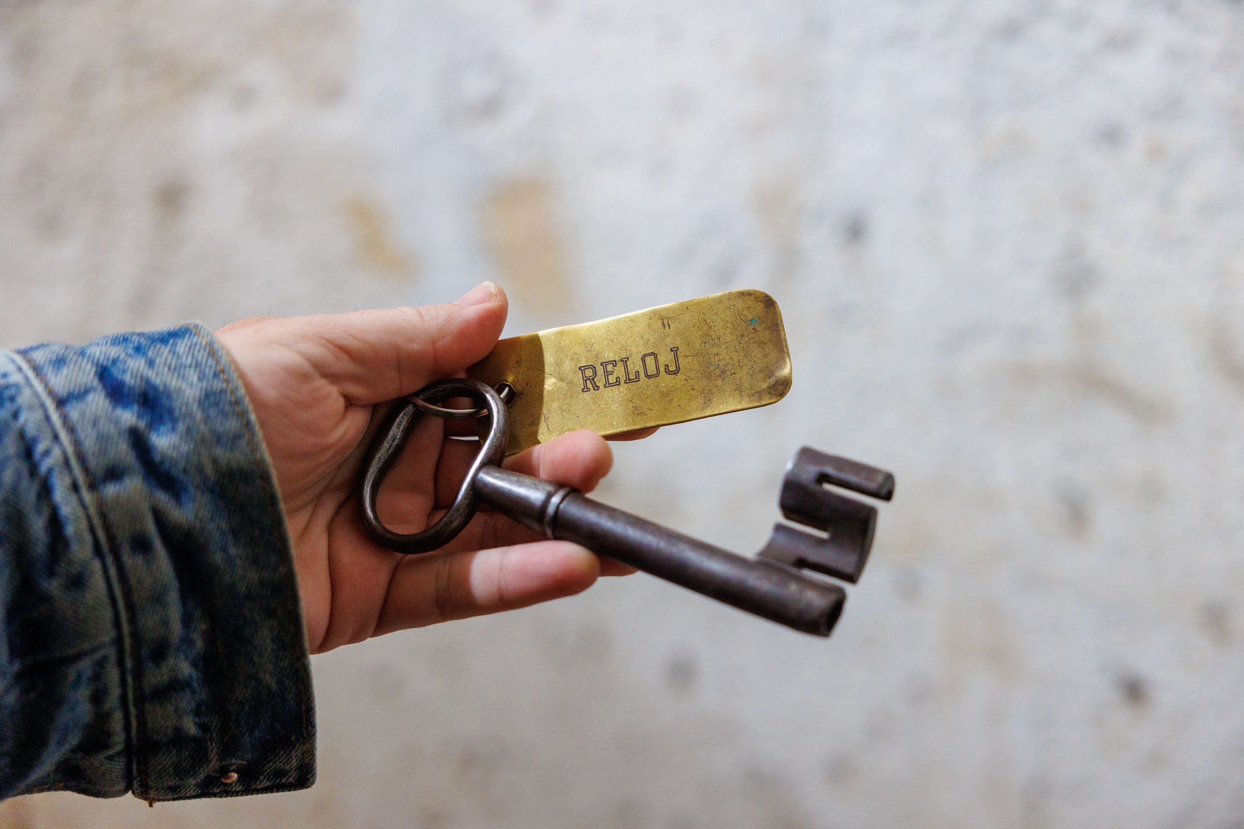 Llave de acceso a la puerta que conduce al reloj.