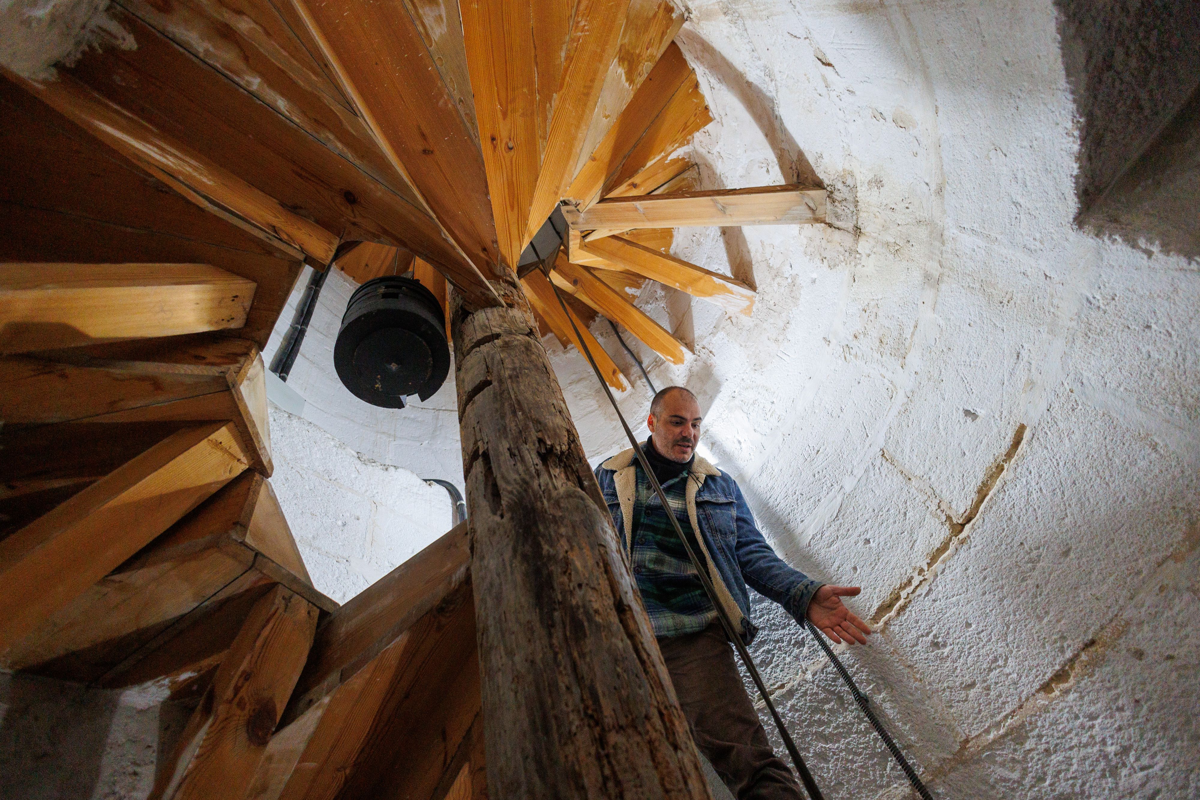 El ingeniero sube la escalera de caracol del templo.