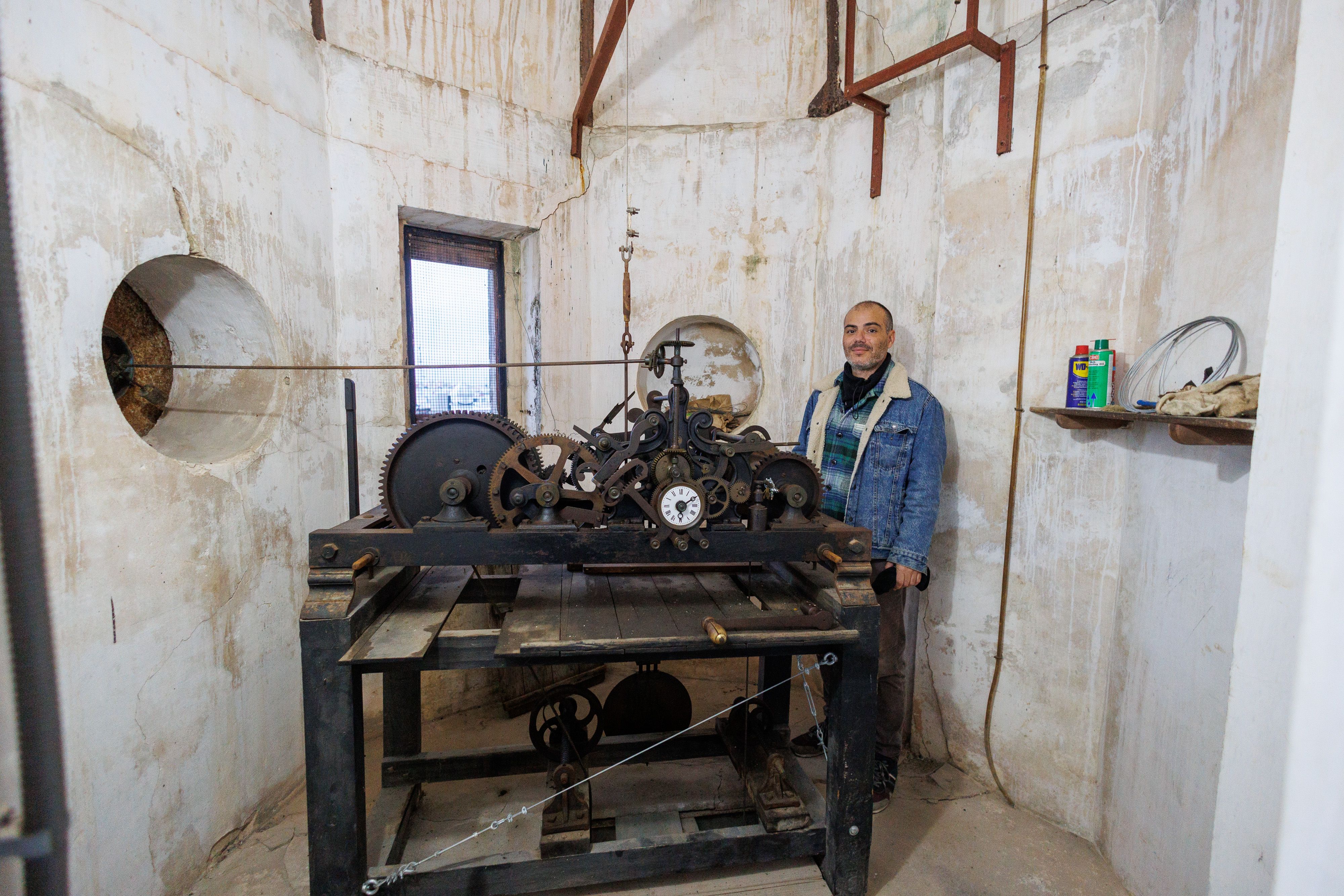 Antonio explica el funcionamiento del mecanismo.