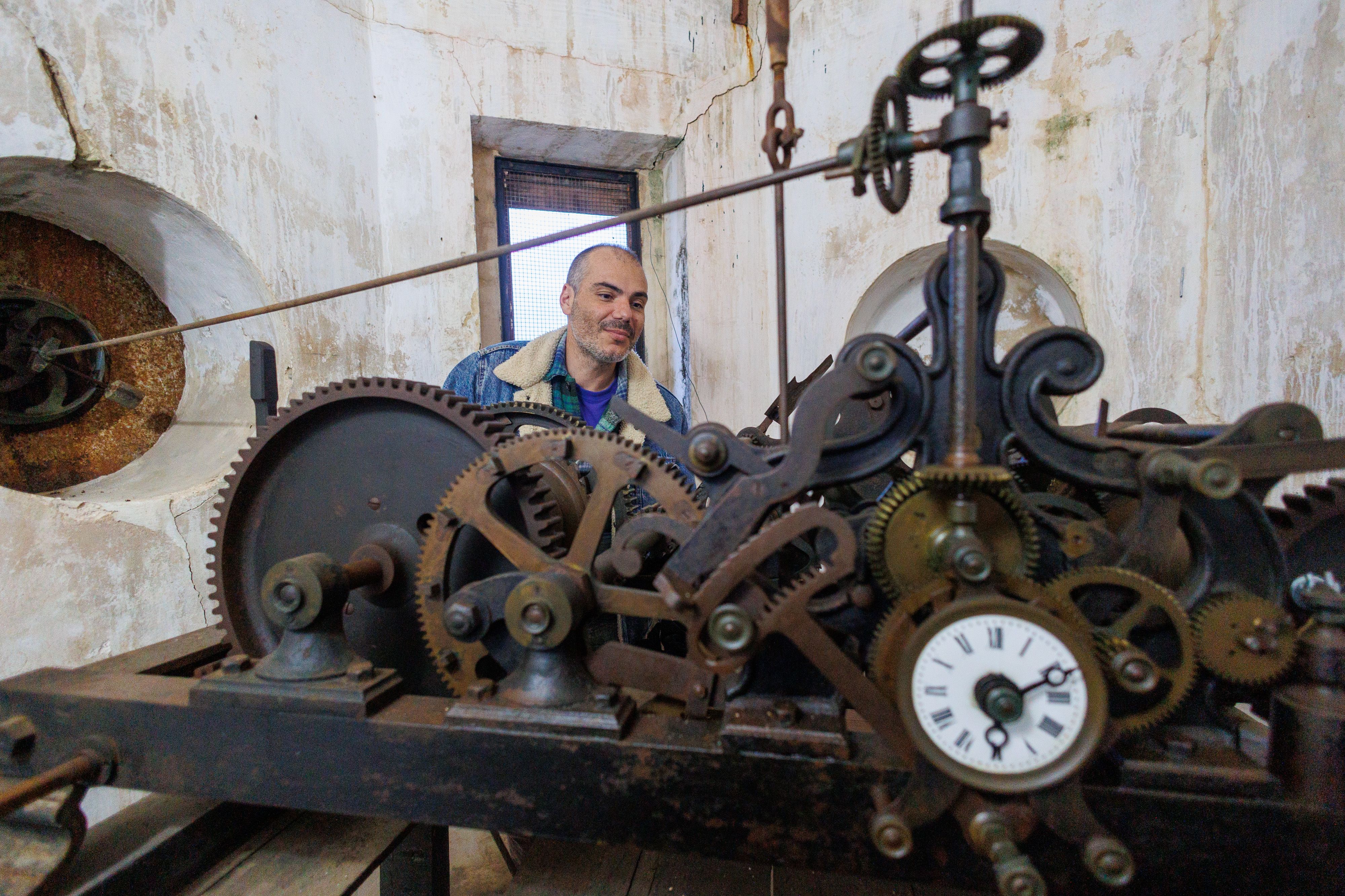 Detalle del mecanismo del reloj.