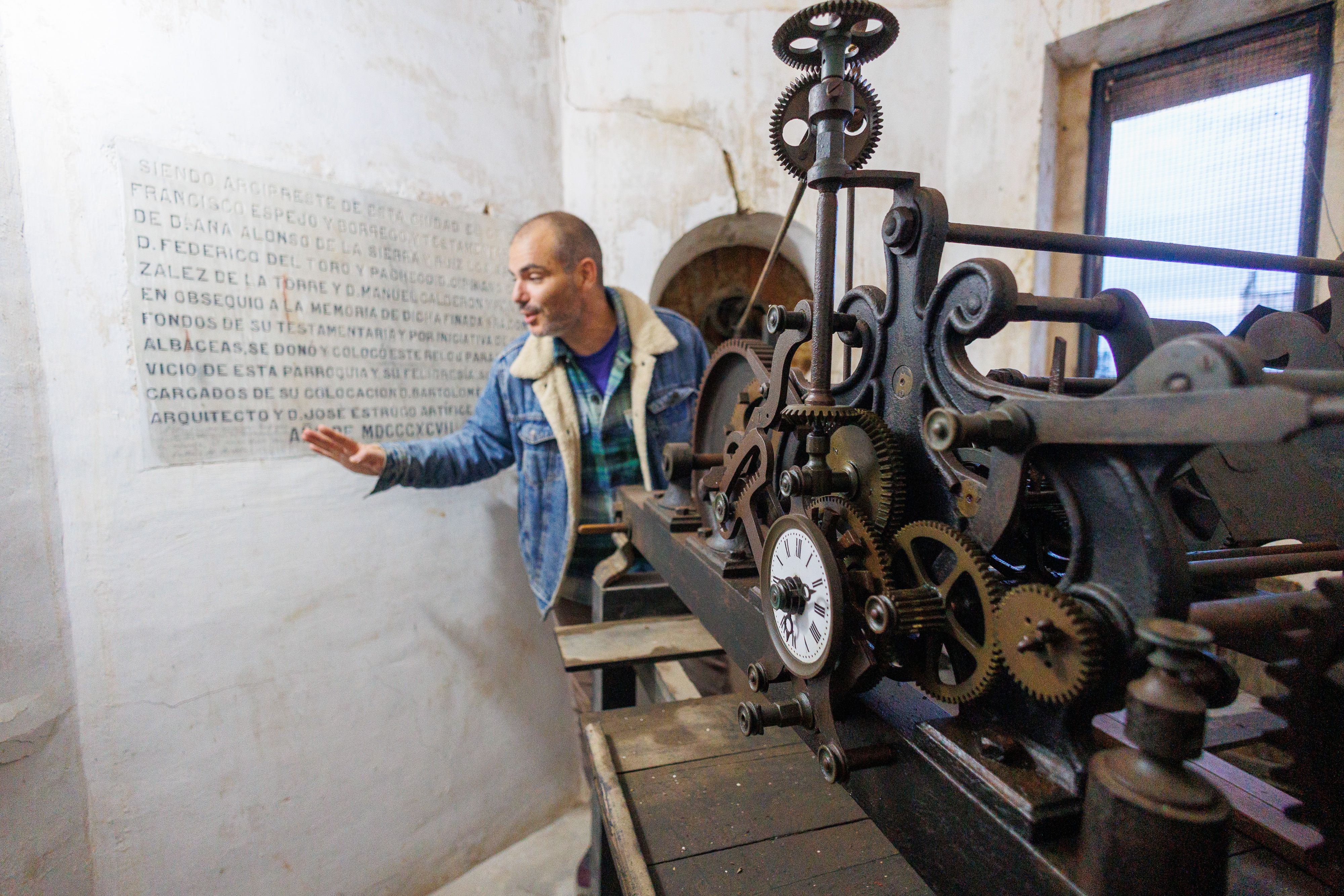 El ingeniero muestra la placa y las indicaciones anotadas a mano.