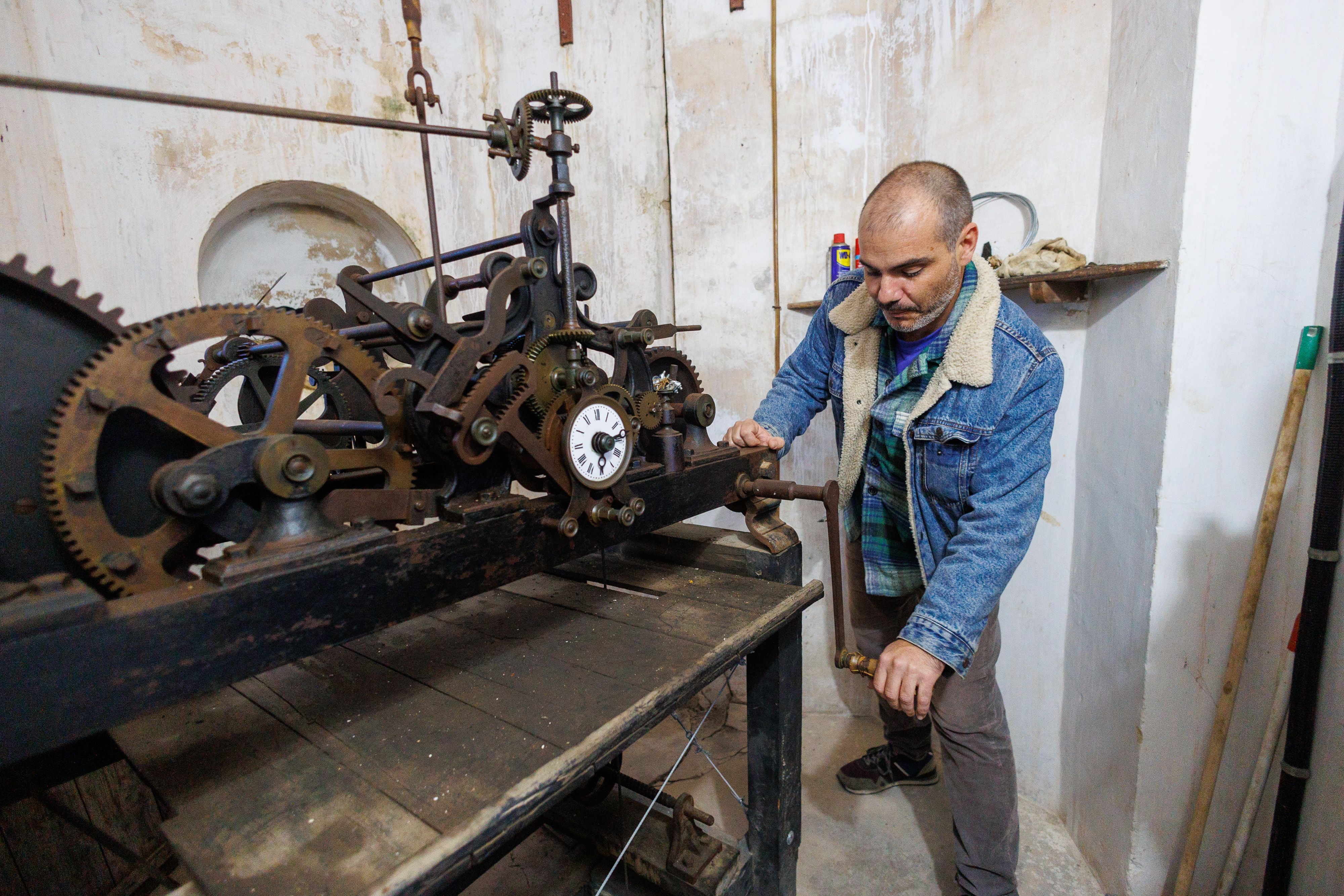 El ingeniero Antonio Ojeda le da cuerda al reloj de la Iglesia Mayor en El Puerto. El ingeniero Antonio Ojeda le da cuerda al reloj de la Iglesia Mayor en El Puerto.