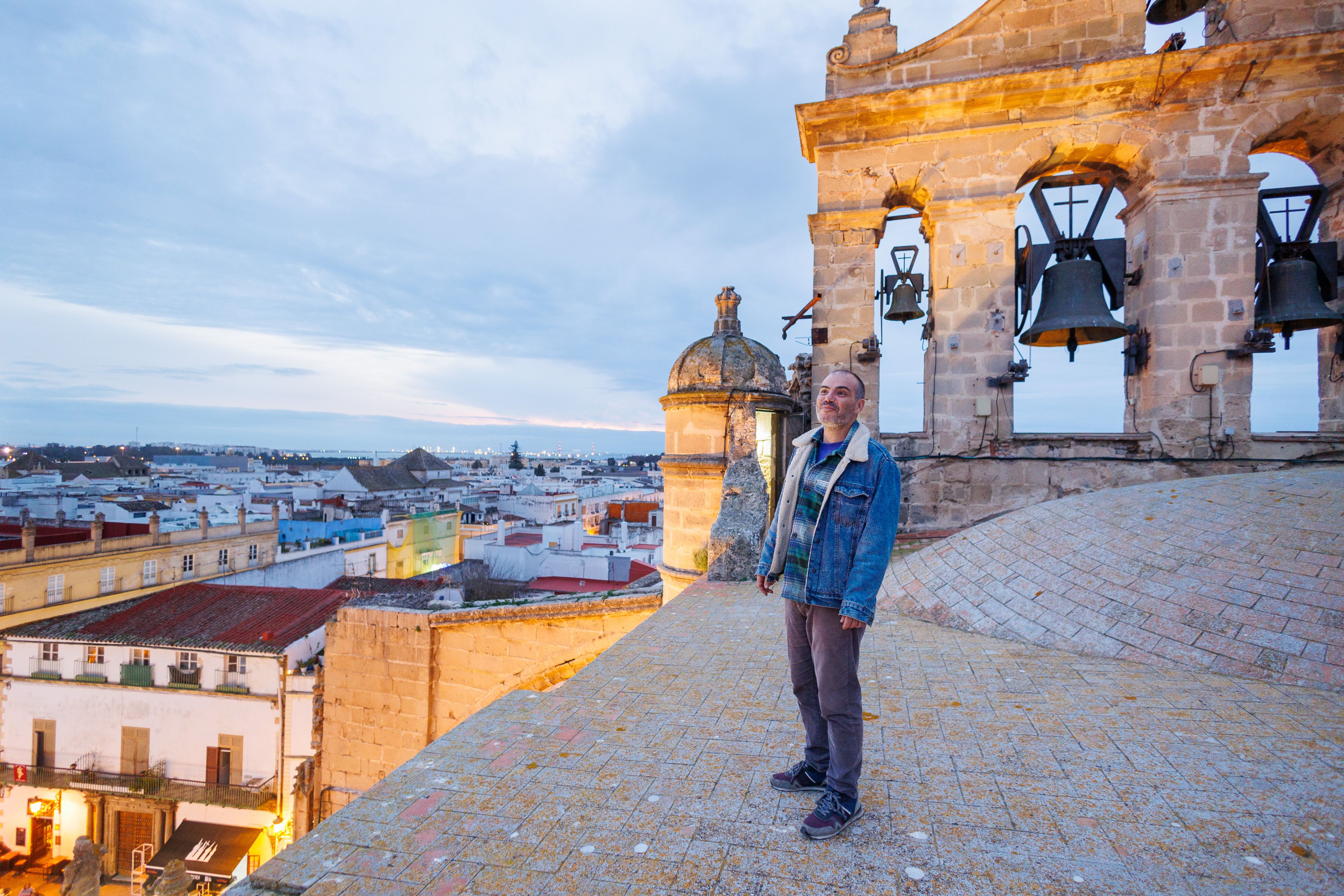 El portuense disfruta de la vista desde el campanario del templo.