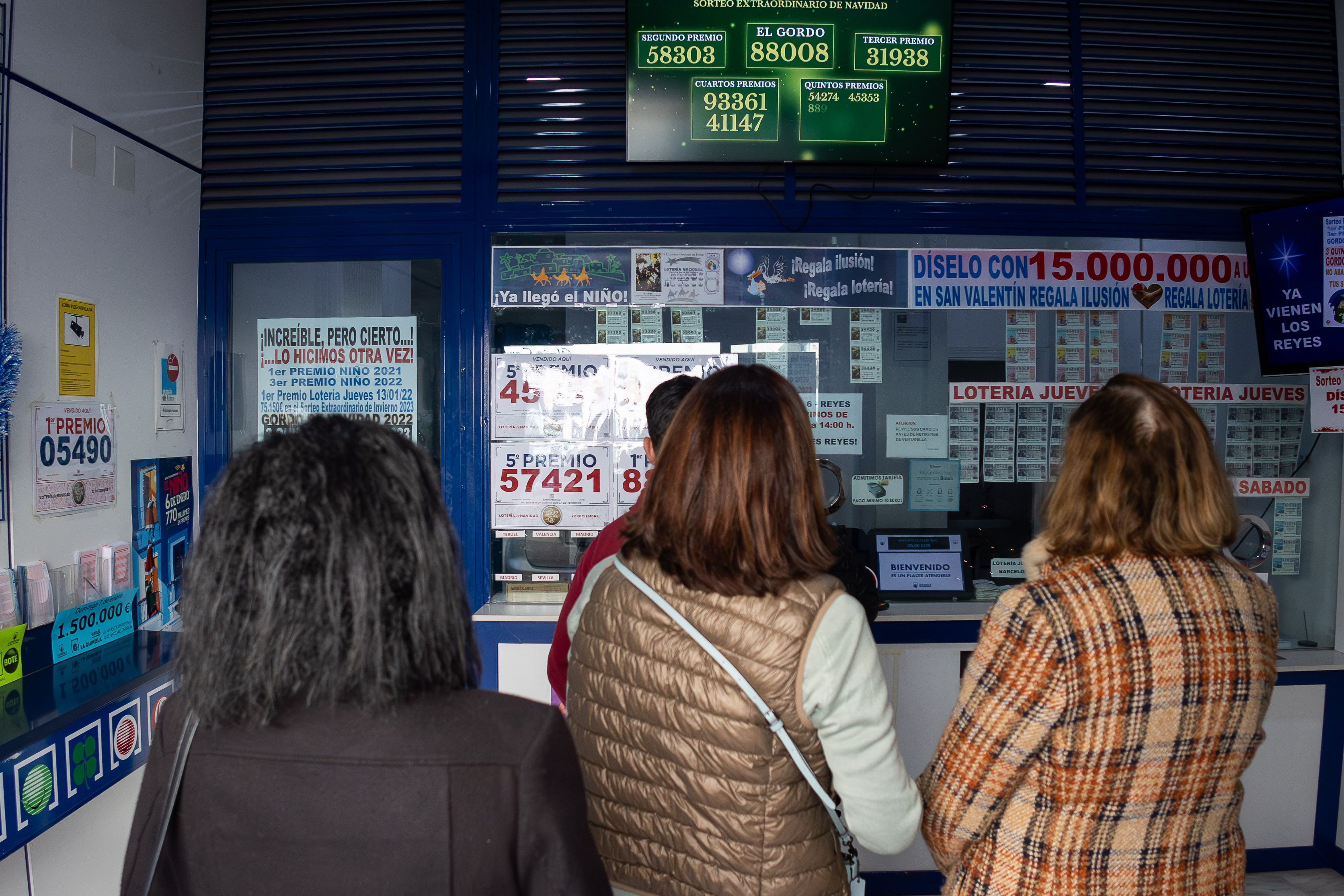 Varias personas en una administración de Loterías de la provincia de Cádiz en una imagen de archivo. 