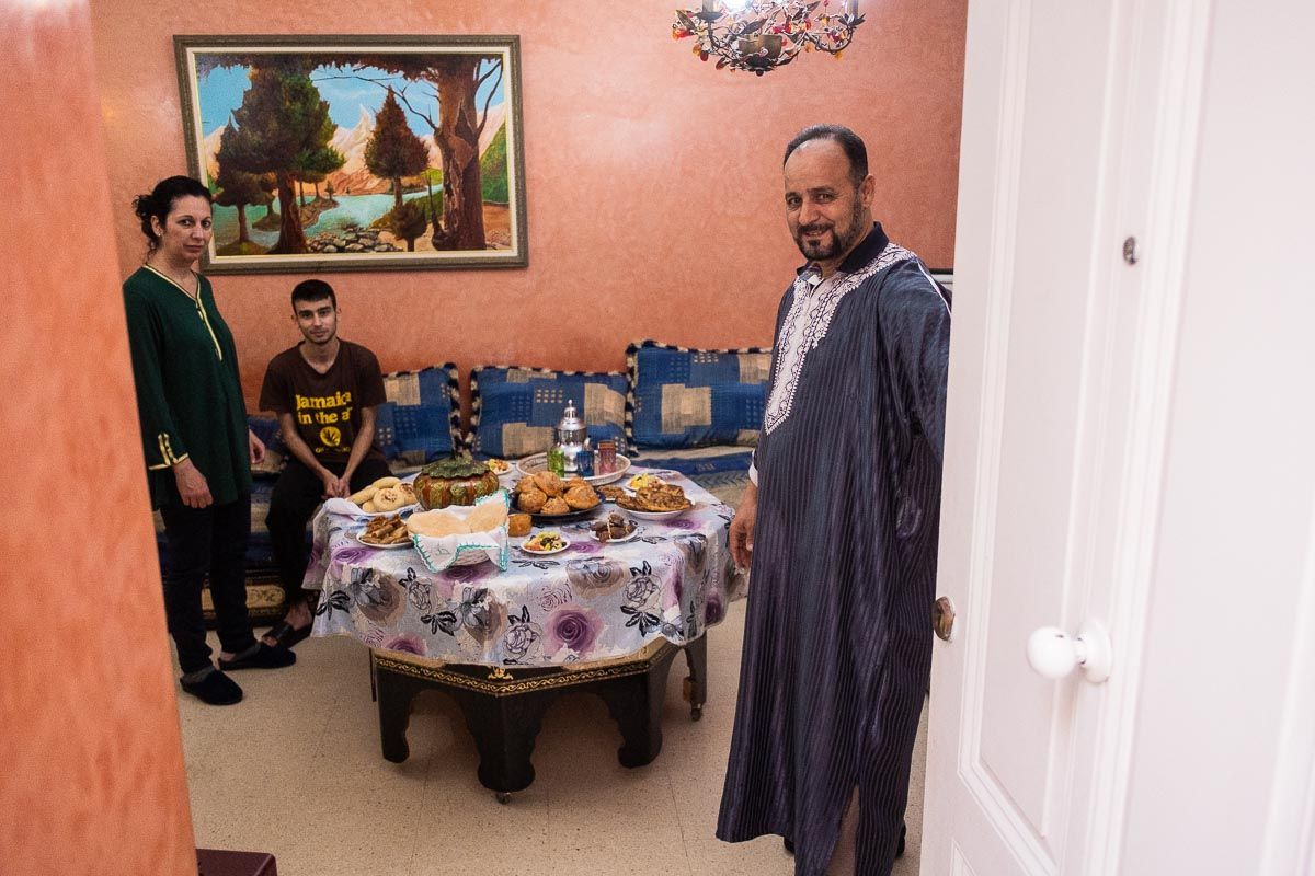Patricia Carles y Ahmed Khaldi abren las puertas de su casa durante un iftar con su hijo Ismael. FOTO: MANU GARCÍA Patricia Carles y Ahmed Khaldi abren las puertas de su casa durante un iftar con su hijo Ismael. FOTO: MANU GARCÍA