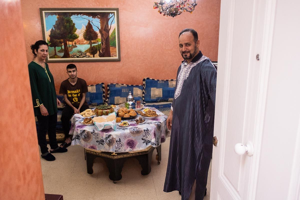 Patricia Carles y Ahmed Khaldi abren las puertas de su casa durante un iftar con su hijo Ismael. FOTO: MANU GARCÍA
