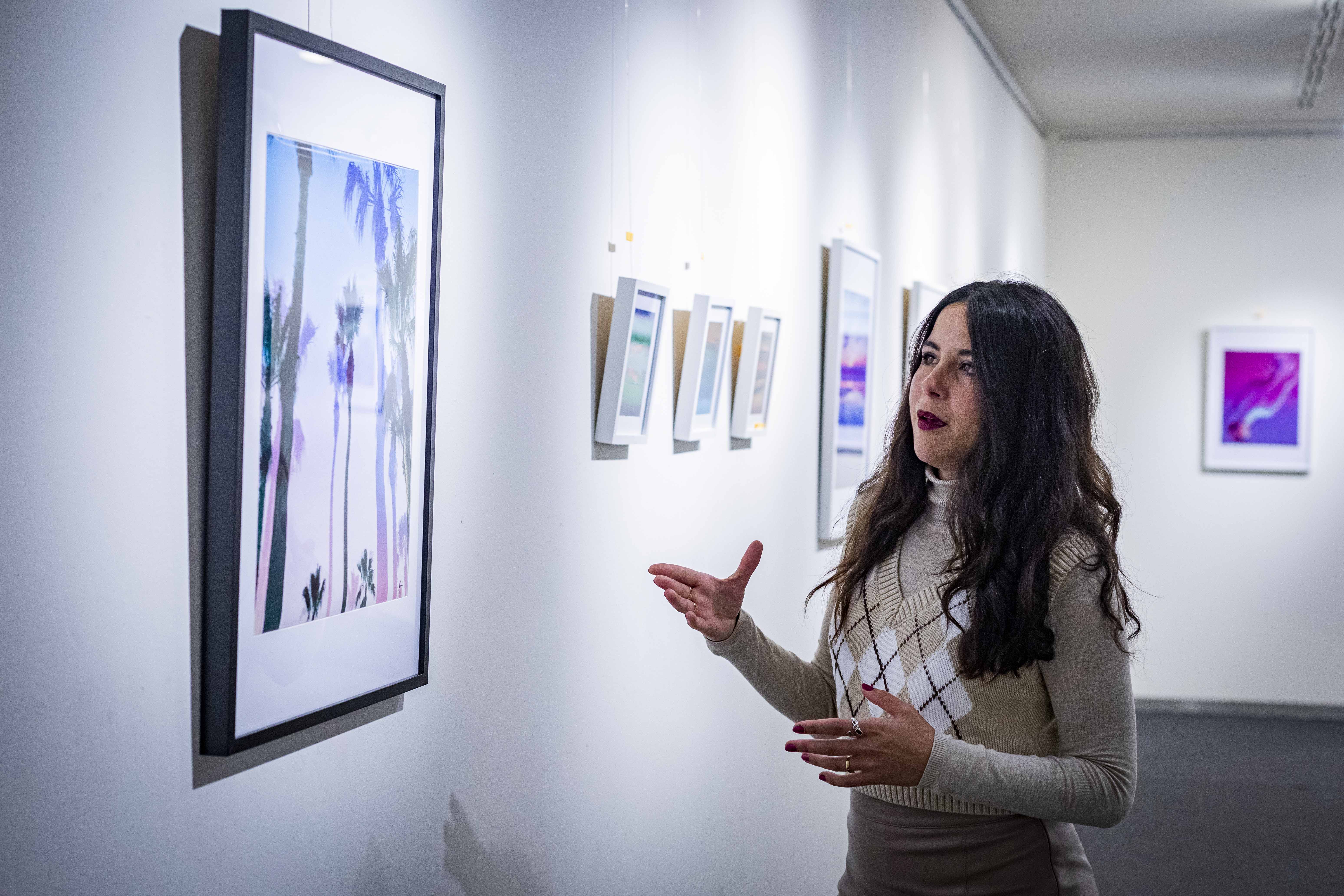 Adela Navarro explica una de las obras de su exposición. GERMÁN MESA