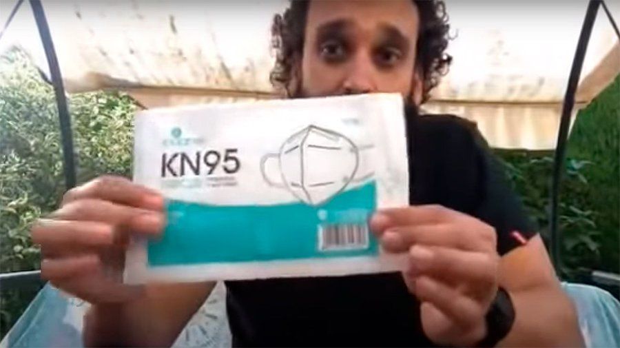 El doctor Jesús Candel, 'Spiriman', con una de las mascarillas donadas.