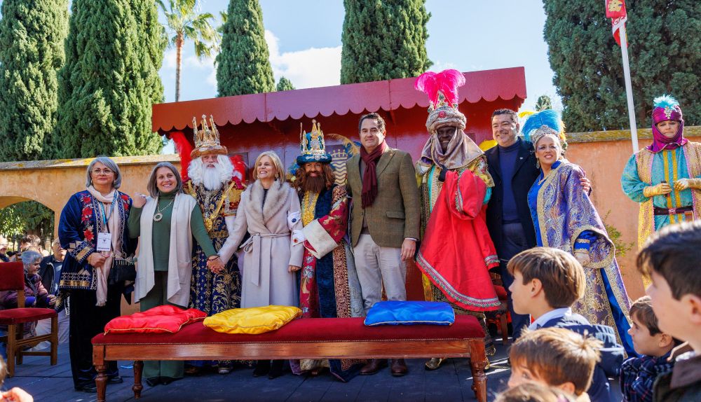 La tradicional coronación de los Reyes Magos en el Alcázar de Jerez, en imágenes