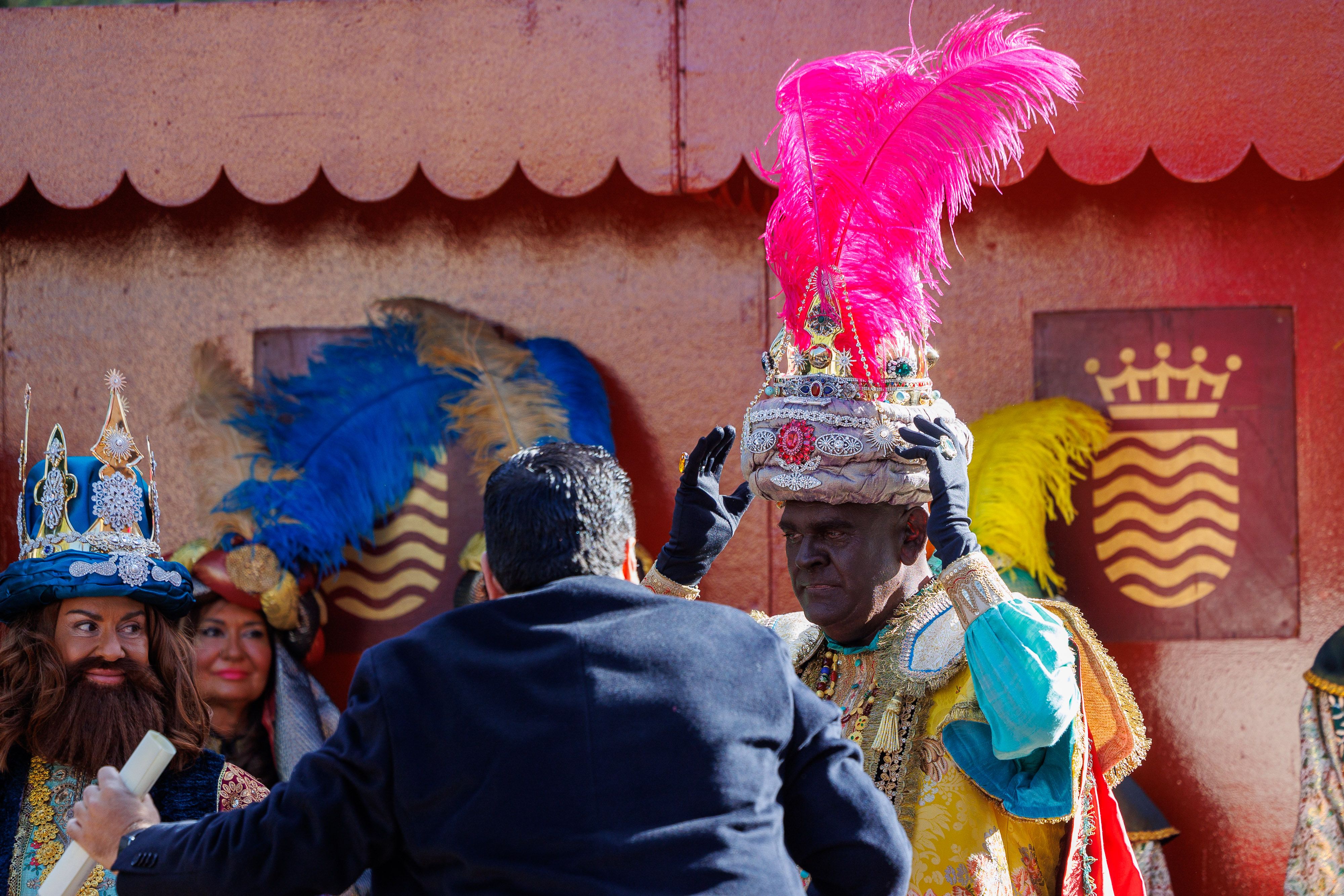 La tradicional coronación de los Reyes Magos en el Alcázar de Jerez, en imágenes.