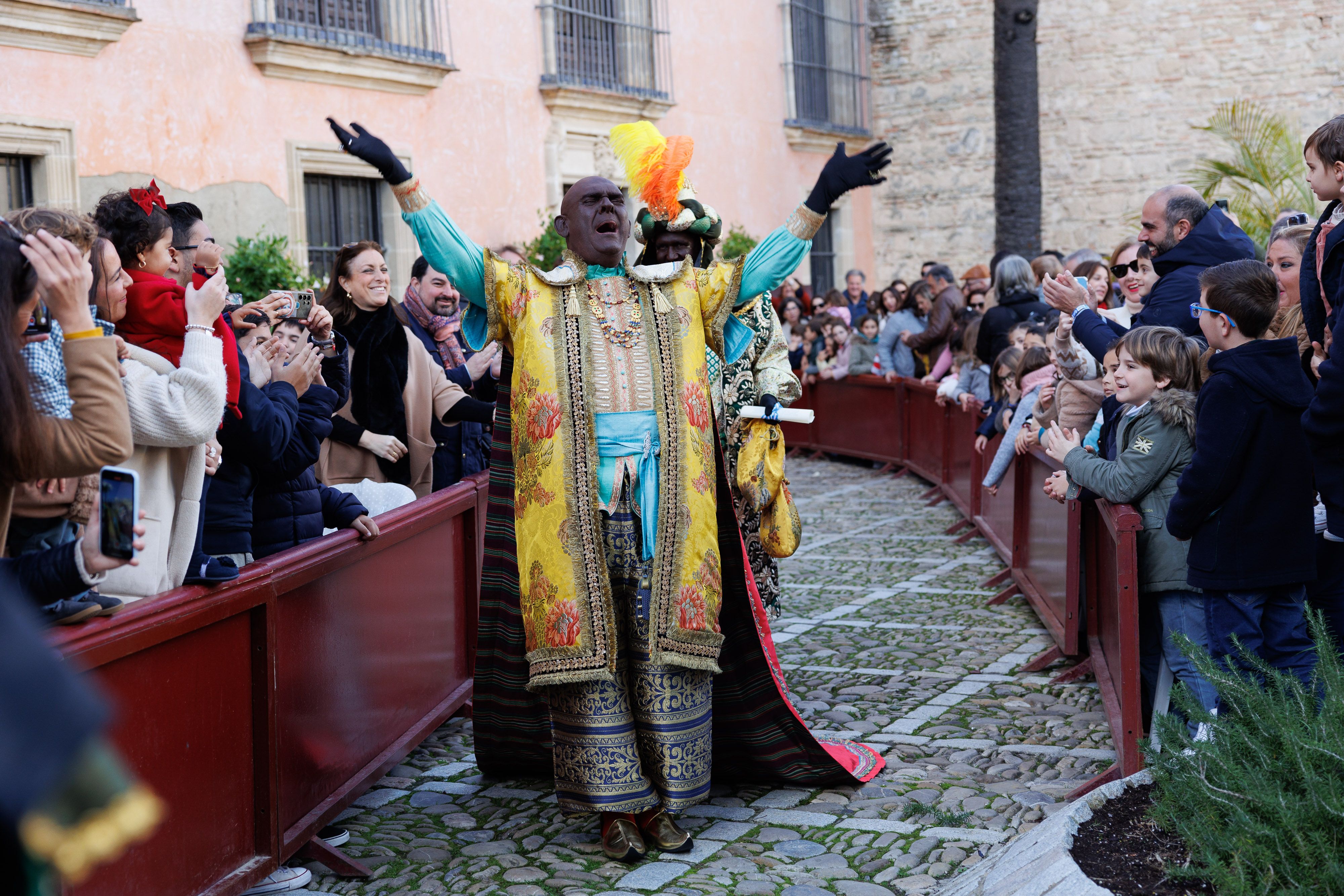 La tradicional coronación de los Reyes Magos en el Alcázar de Jerez, en imágenes