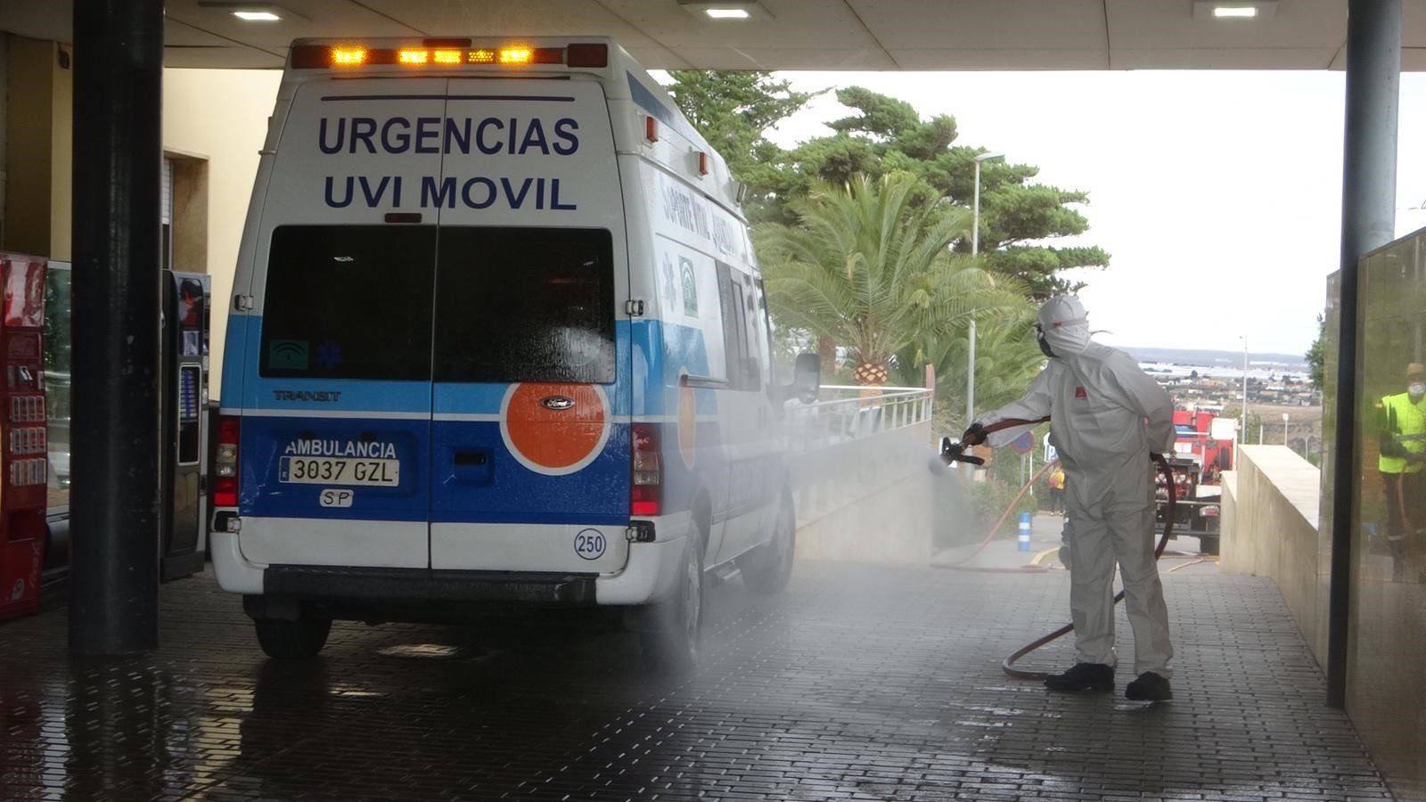 Desinfección de una ambulancia en el Área de Urgencias del Hospital Torrecárdenas (Almería).
