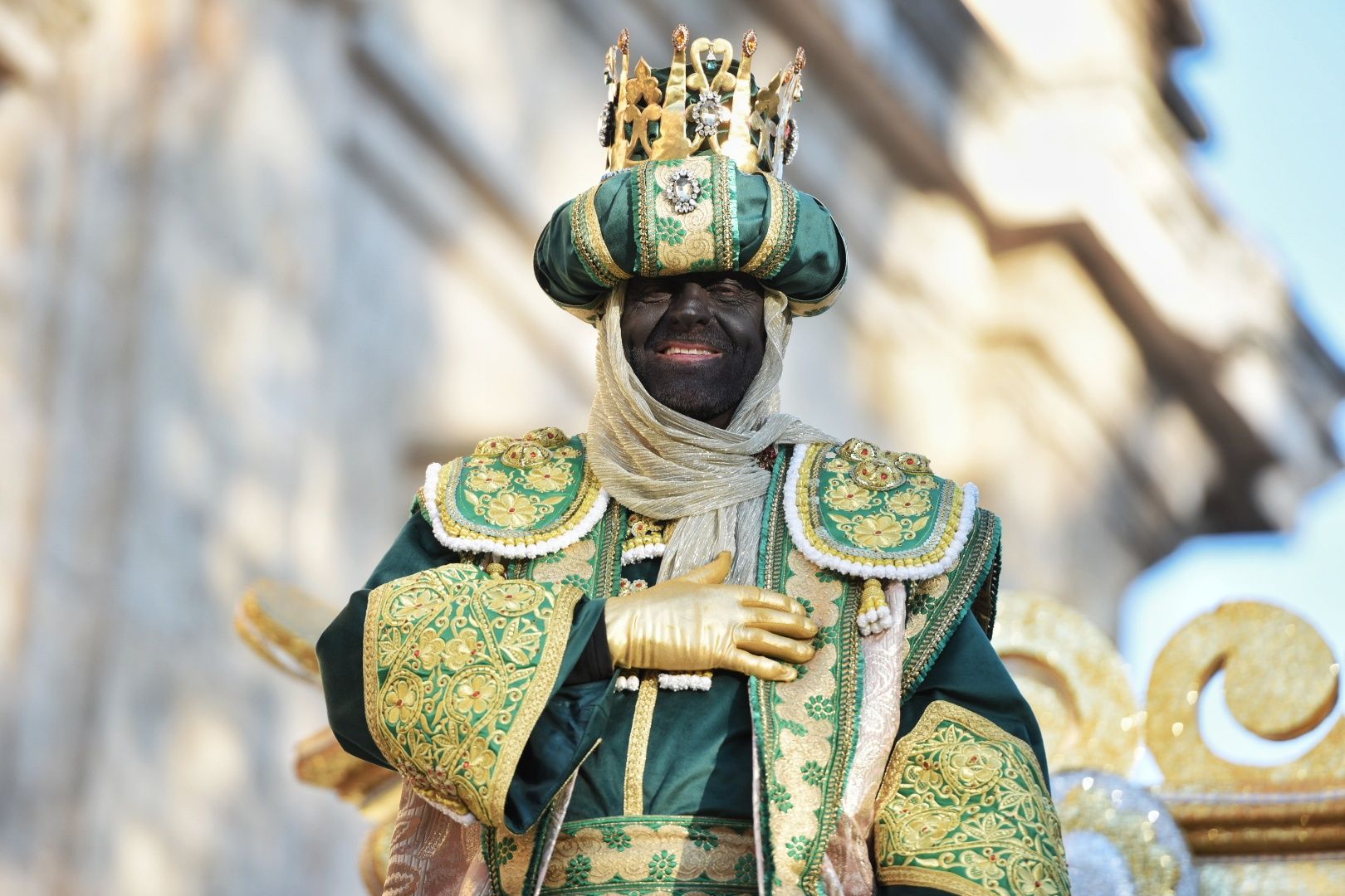 El rey Baltasar vestido de torero en Sevilla.