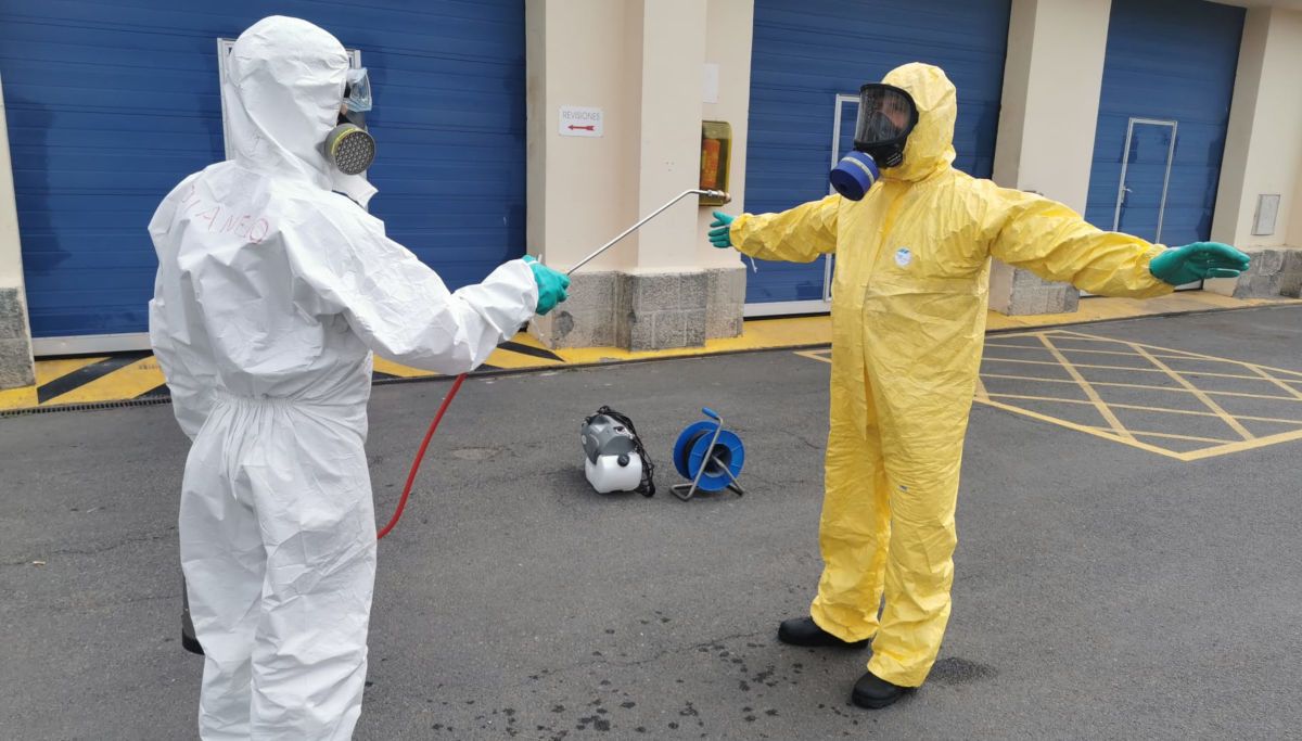 Dos miembros del ejército, con equipos de protección. FOTO: Defensa