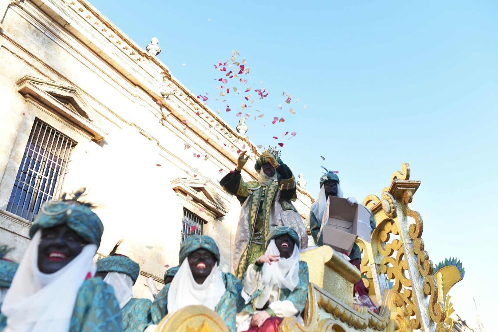 Salida de la cabalgata de los Reyes Magos en Sevilla.