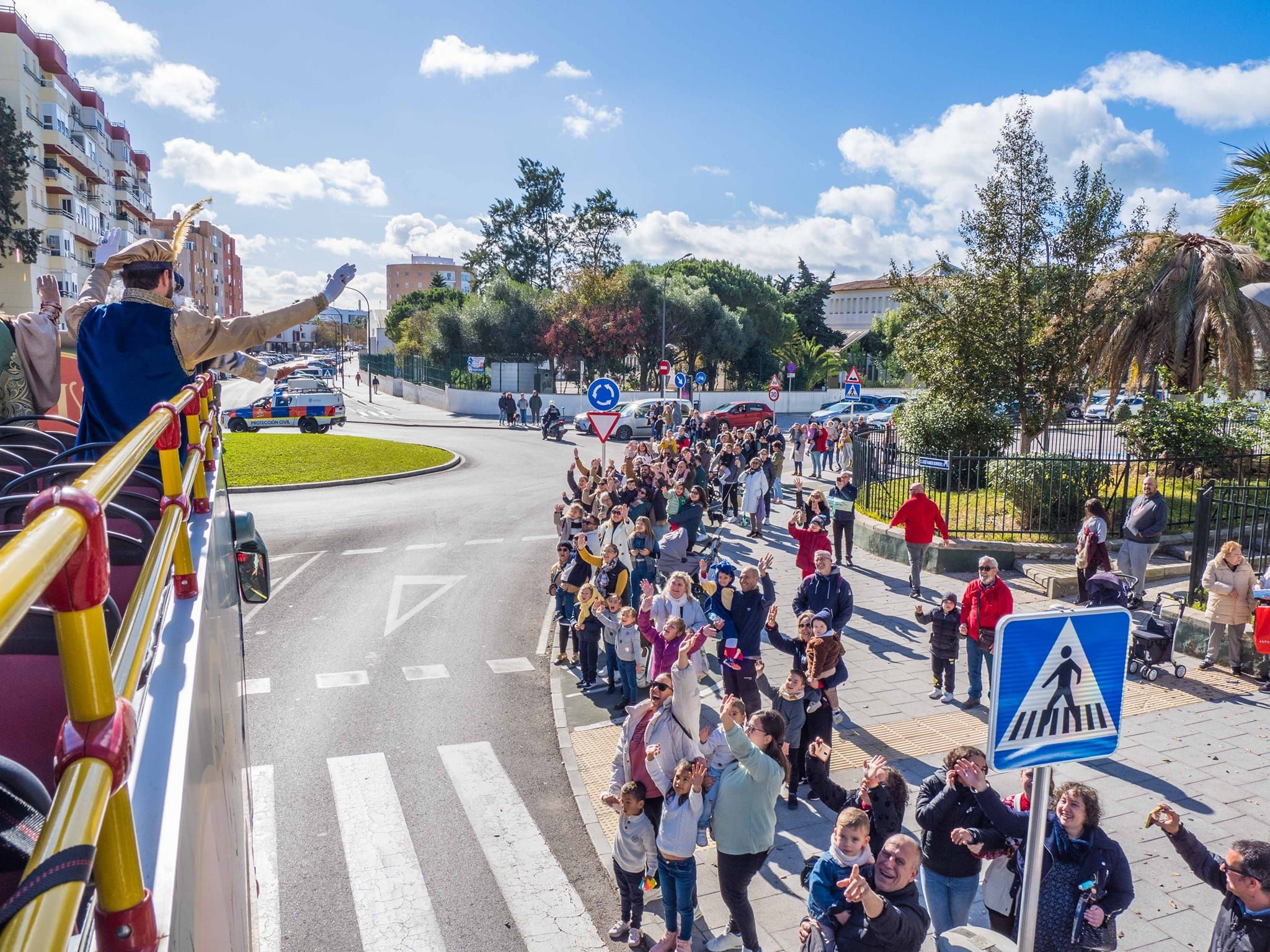 Los Reyes, en autobús descapotable.