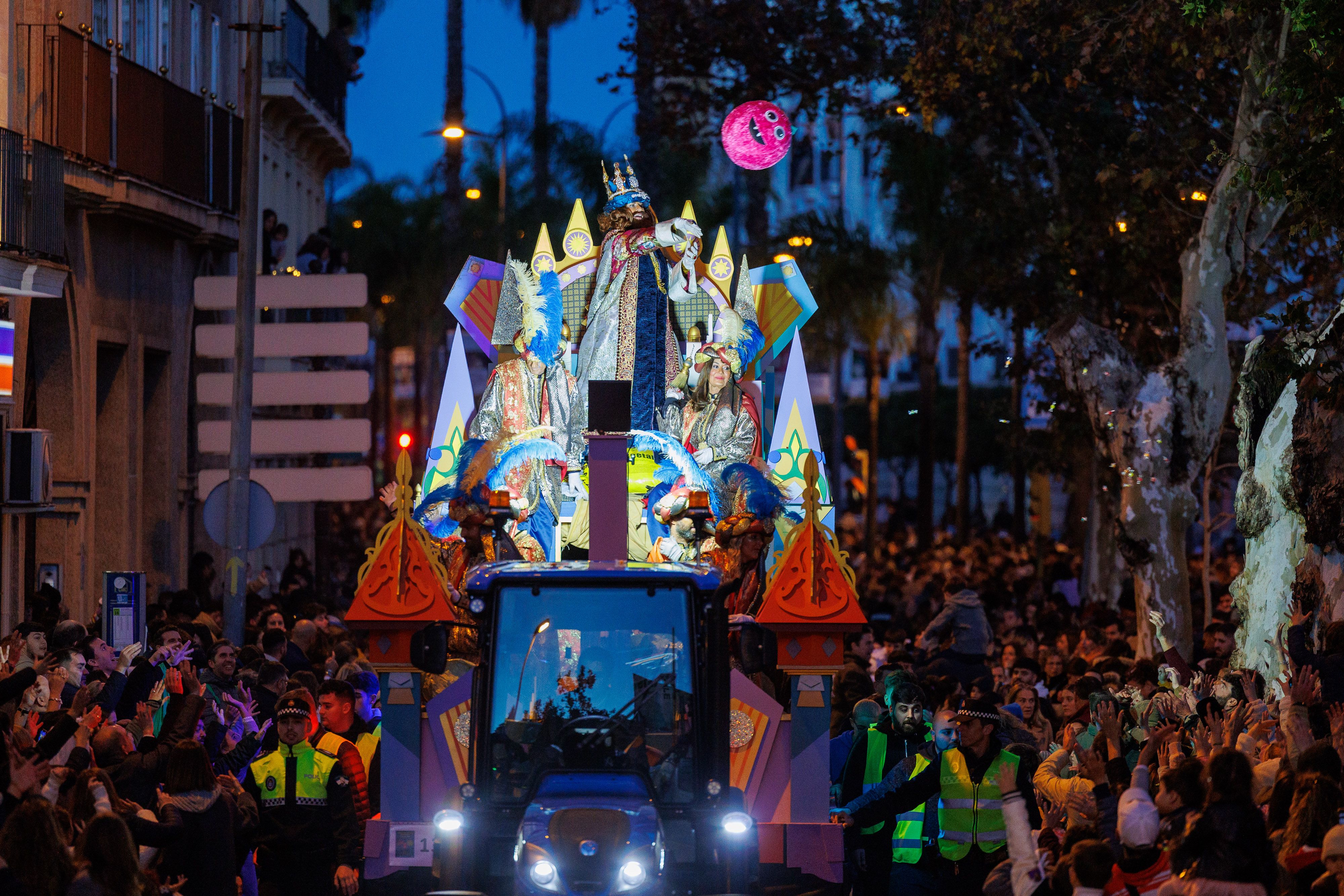 Un momento de la llegada de la Cabalgata de Reyes al centro de Jerez, en la plaza del Mamelón, este viernes por la tarde-noche.