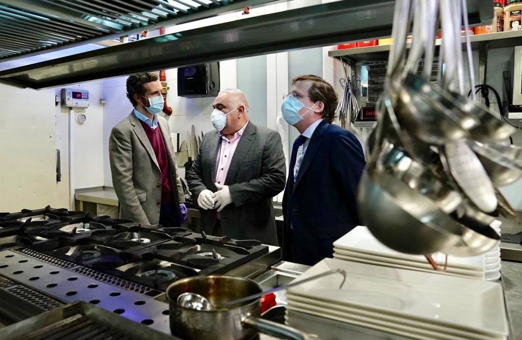 Casado y Almeida flanquean a un empresario de Ia hostelería, en una imagen reciente.