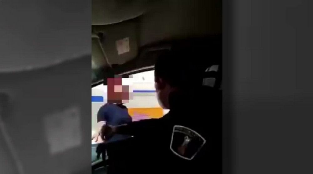 Interior del coche patrulla en el vídeo.