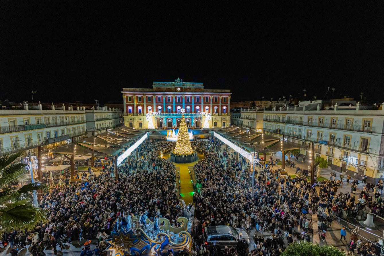 La plaza del Rey, repleta con los Reyes Magos de San Fernando.
