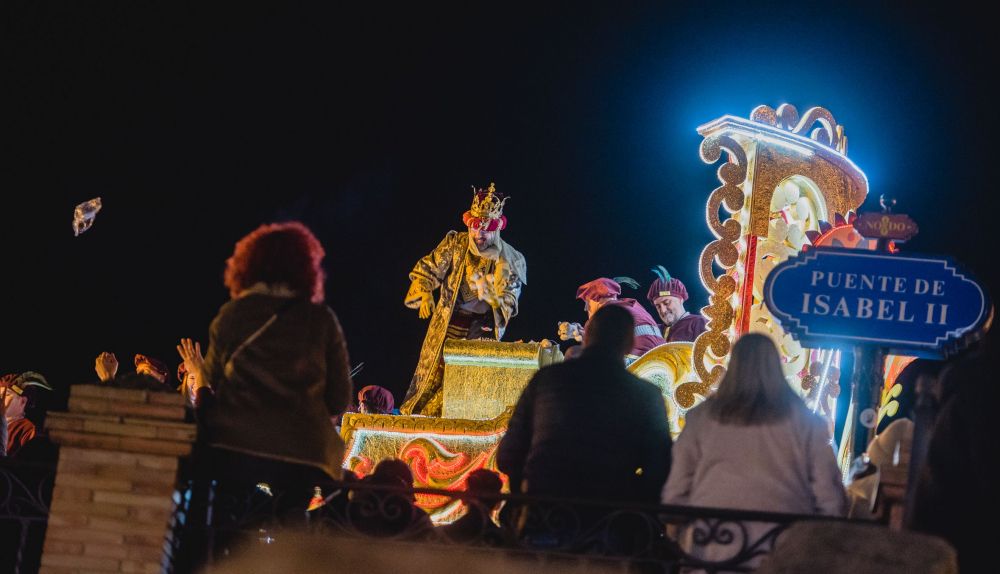 Los Reyes Magos al caer la noche en Sevilla, en imágenes