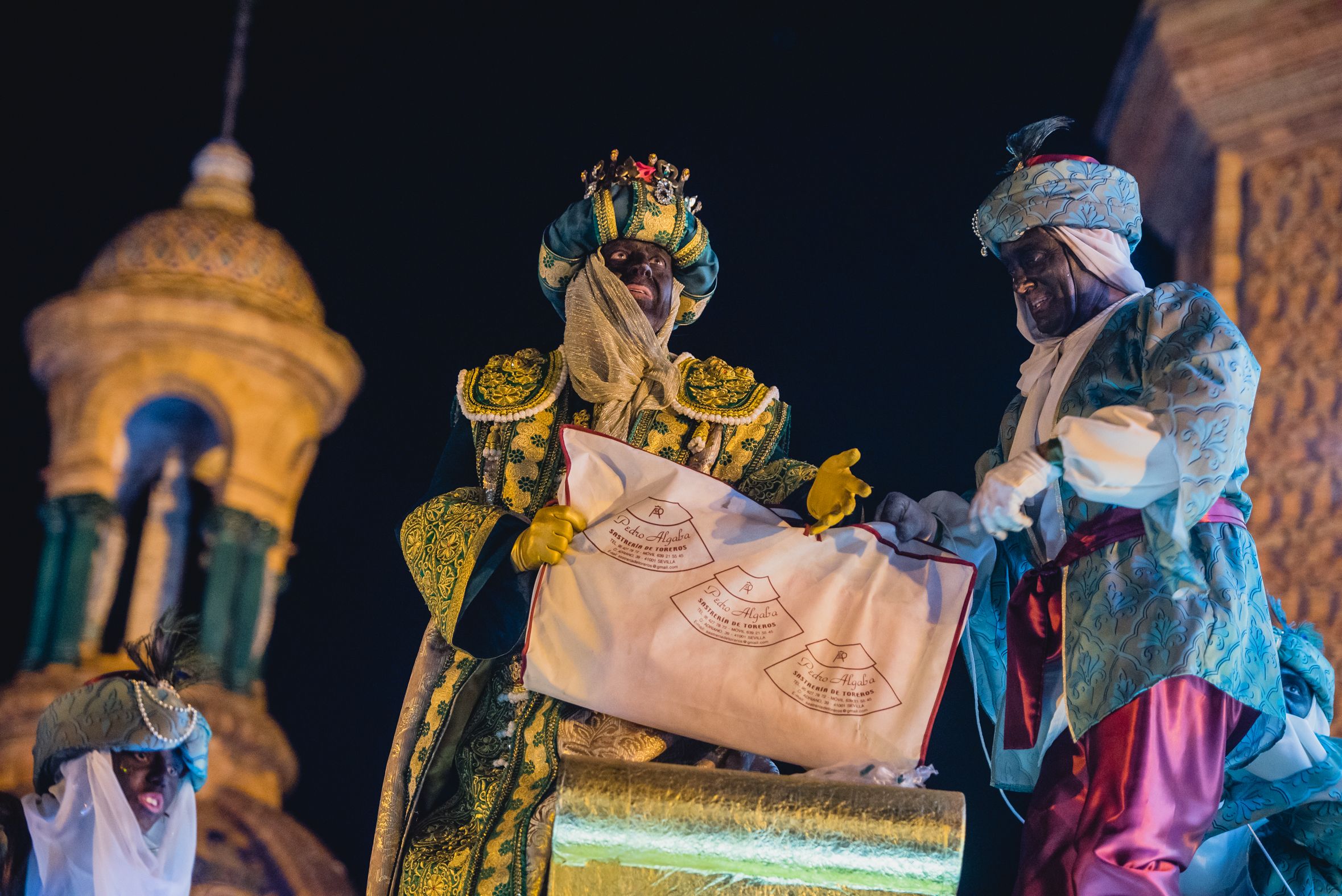 Los Reyes Magos al caer la noche en Sevilla, en imágenes.