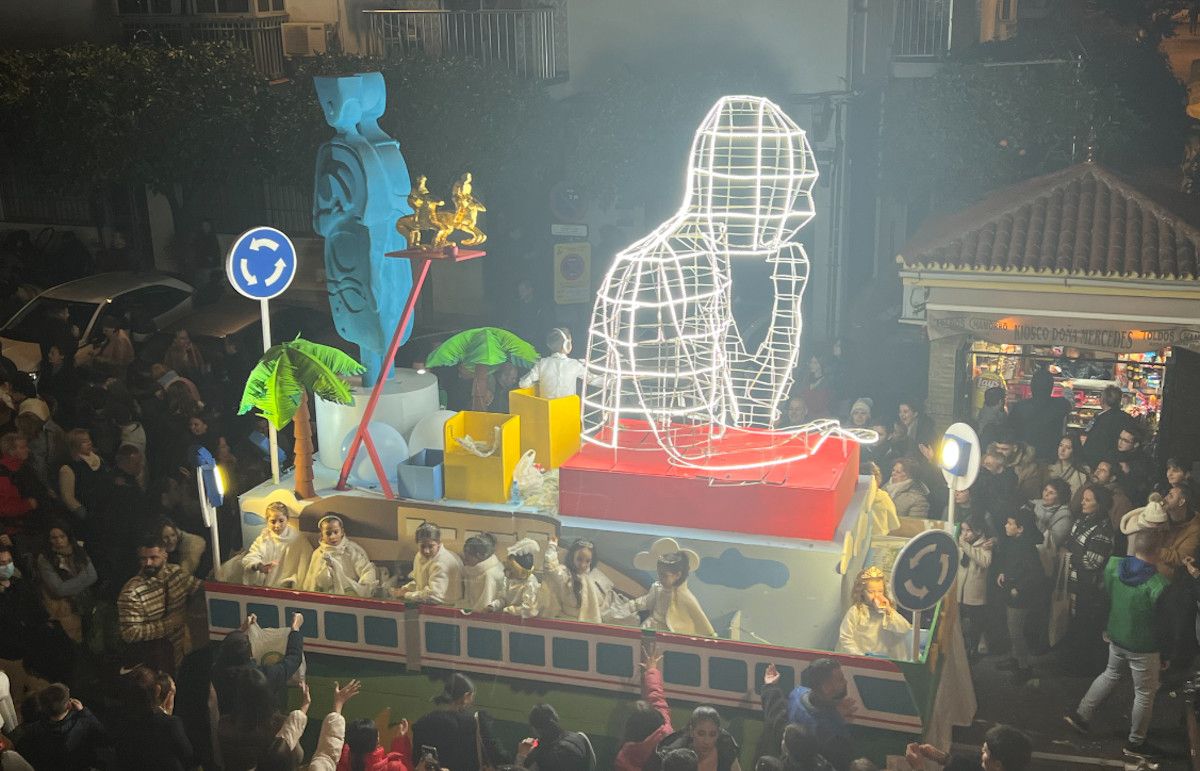 Carroza dedicada a las rotondas en la cabalgata de Reyes de Dos Hermanas, en Sevilla.