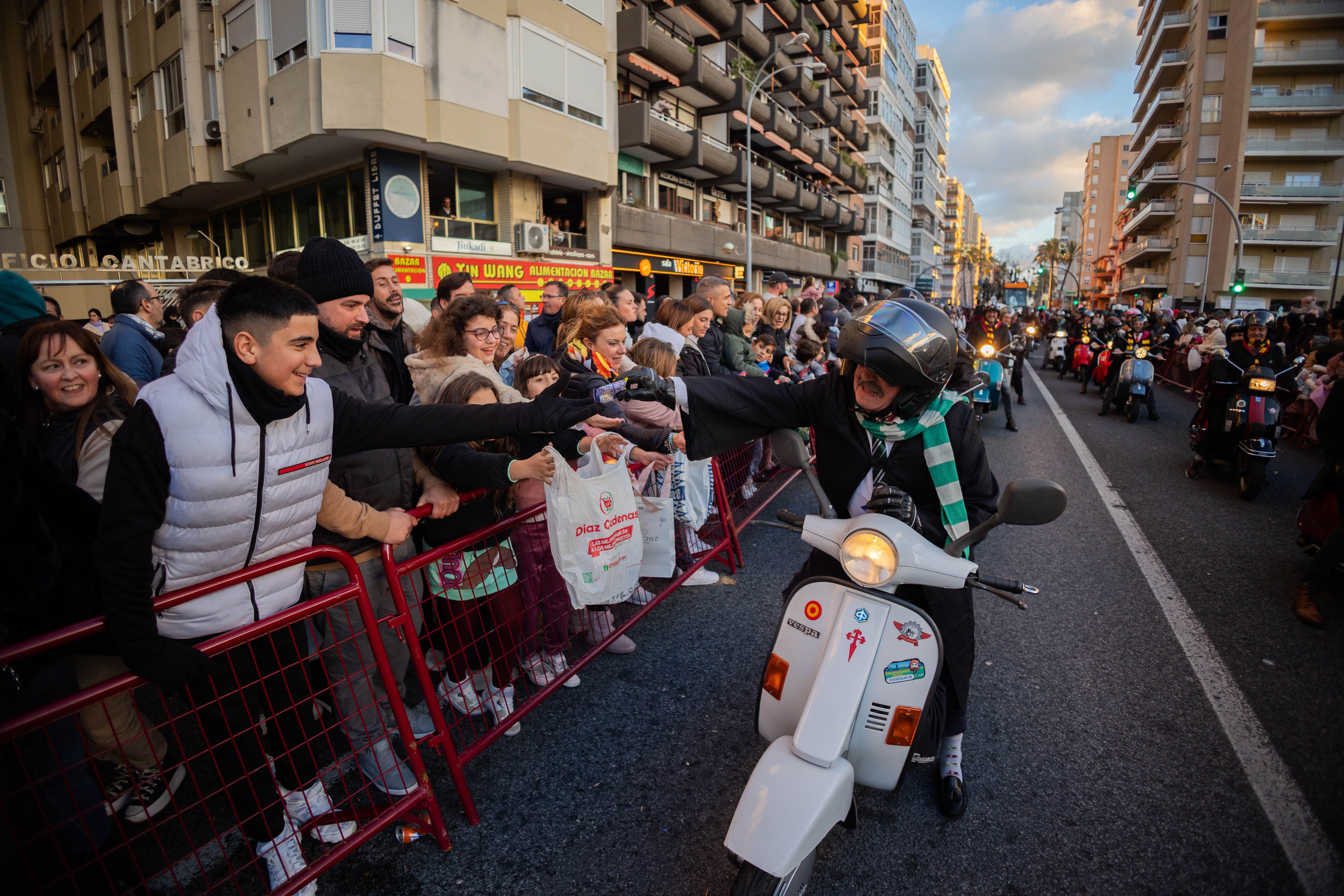 La cabalgata de los Reyes Magos en Cádiz, en imágenes La cabalgata de los Reyes Magos en Cádiz, en imágenes