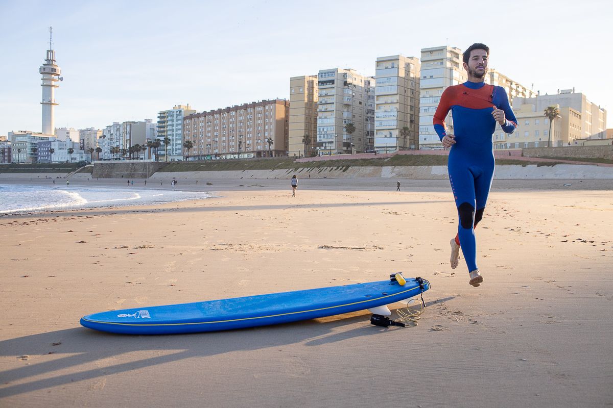 Un surfista en la playa de Santa María del Mar, Cádiz, el primer día tras el estado de alarma  FOTO: JUAN CARLOS TORO