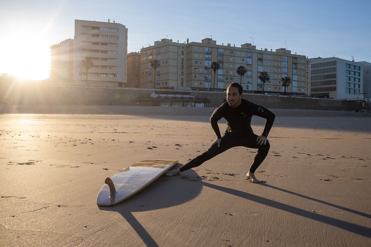 Un surfista en Cádiz, este pasado sábado. FOTO: JUAN CARLOS TORO