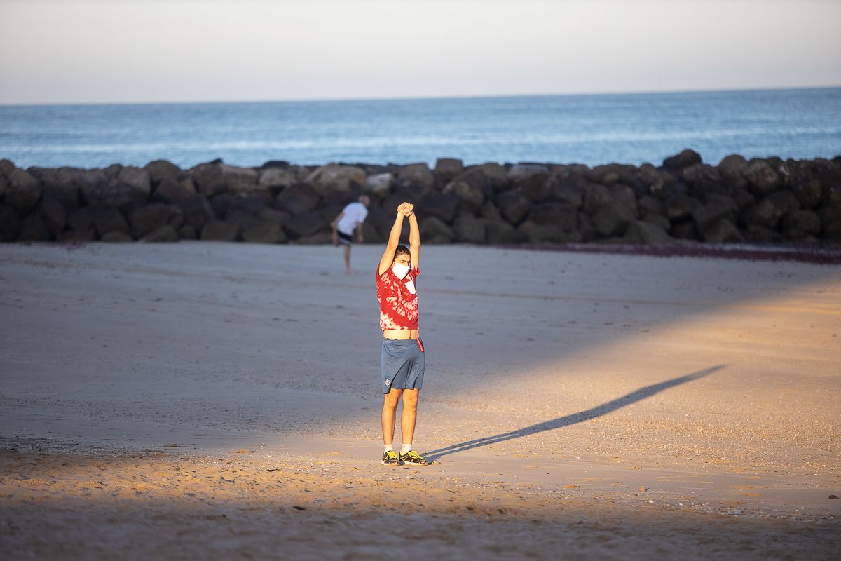 Personas practicando deporte en una playa de Cádiz. FOTO: JUAN CARLOS TORO