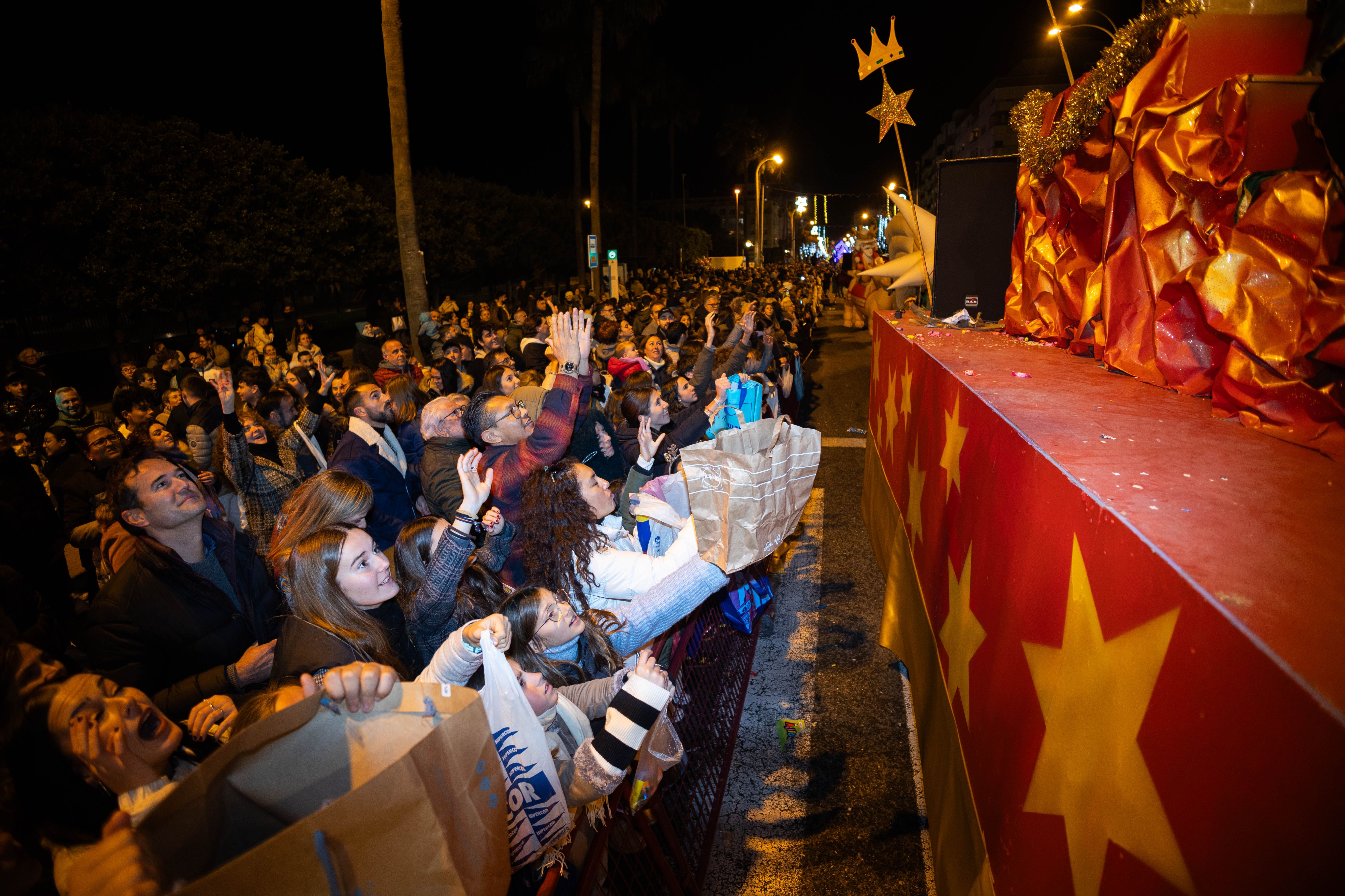 La cabalgata de los Reyes Magos en Cádiz, en imágenes La cabalgata de los Reyes Magos en Cádiz, en imágenes