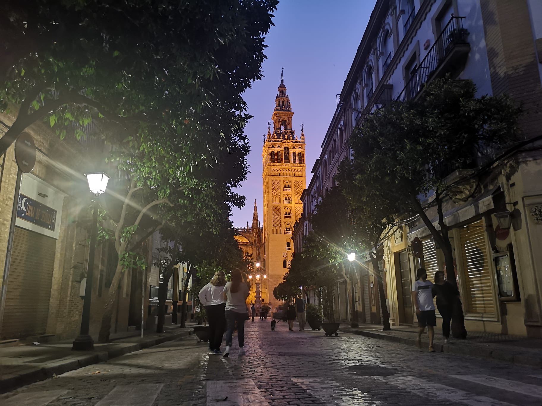 Sevilla, anoche, en el inicio de la desescalada, en una foto subida a Twitter por su alcalde, Juan Espadas.
