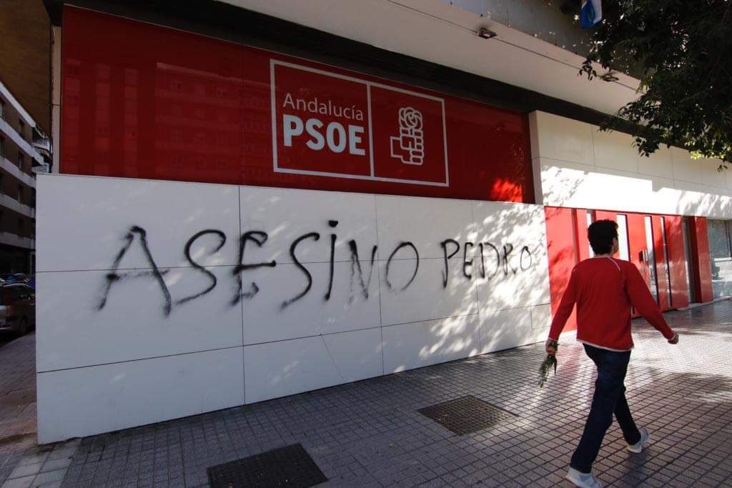 Pintada en la sede del PSOE cordobés, esta mañana.