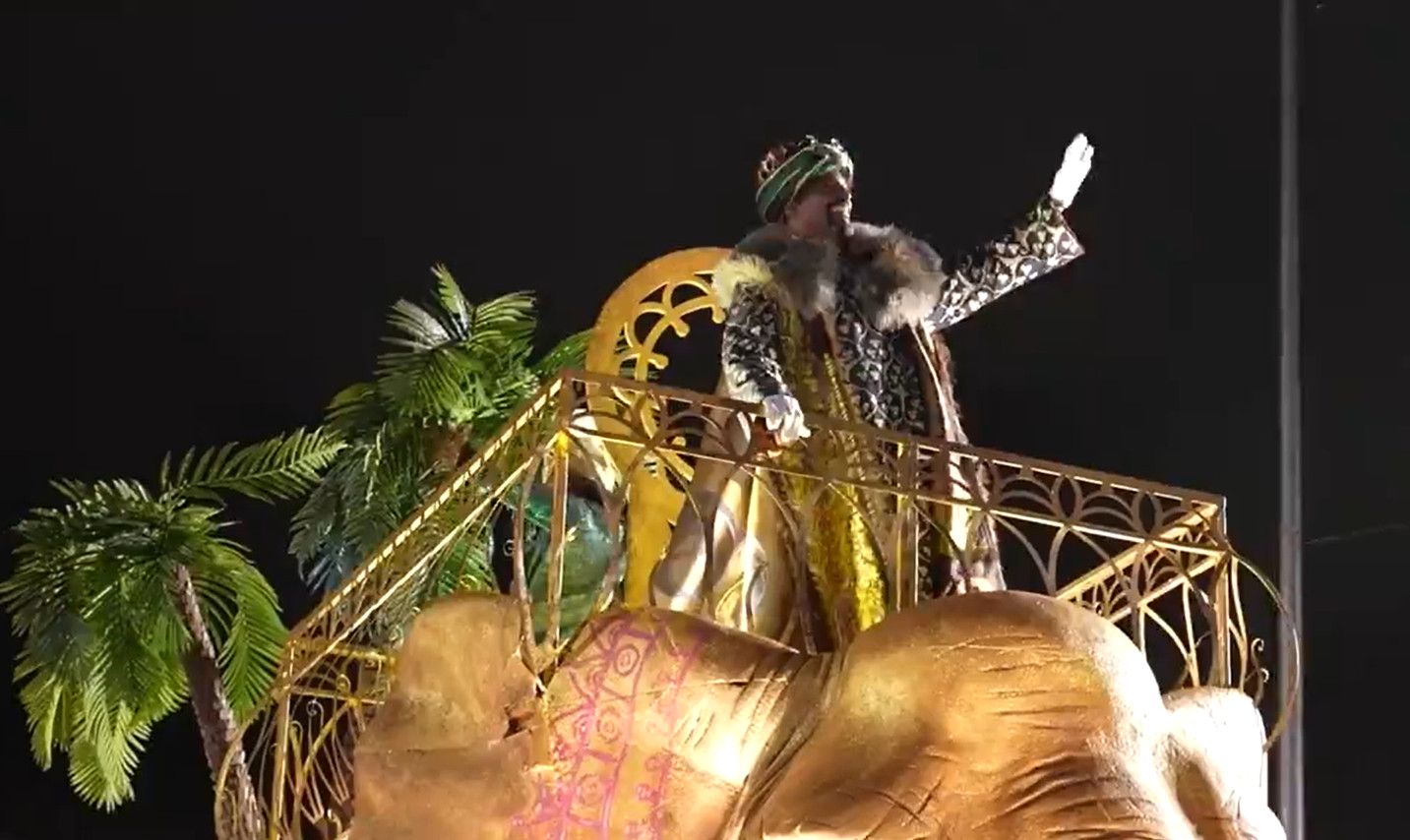 El rey Baltasar durante la cabalgata de Reyes Magos en Madrid.