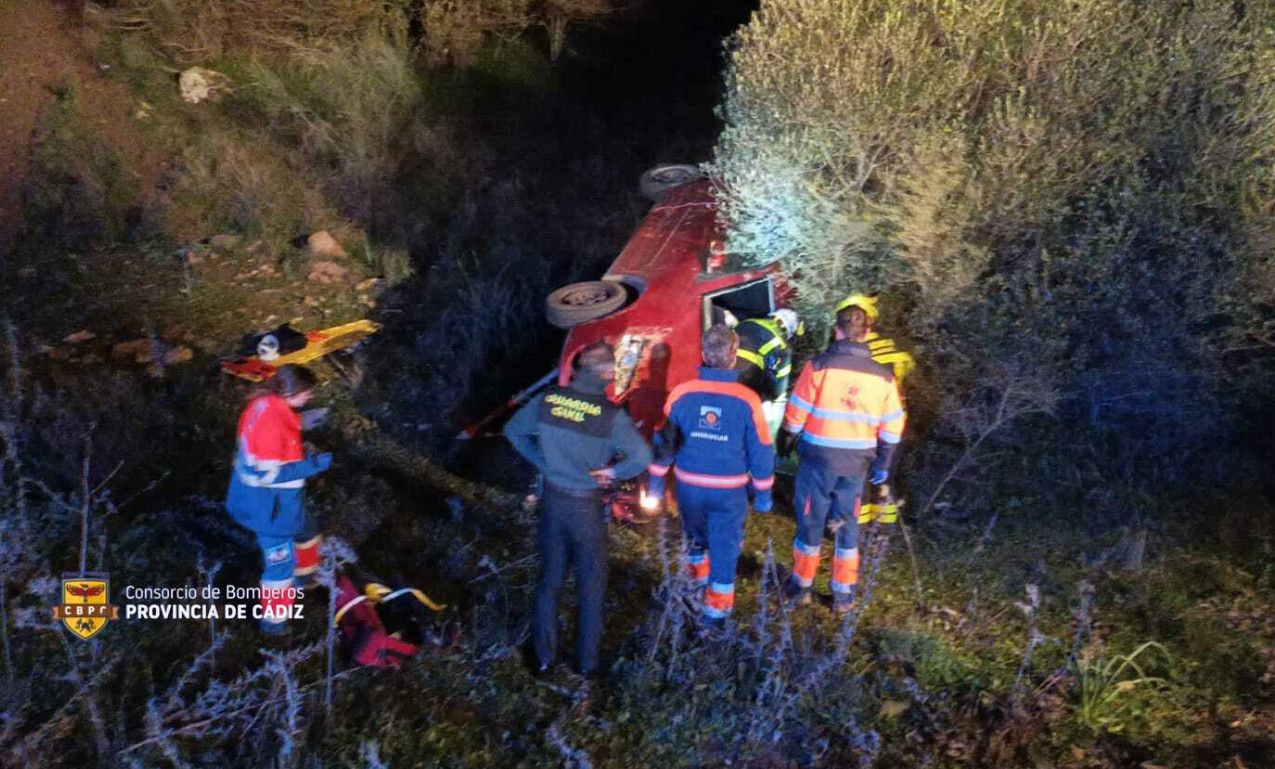 Rescate de una persona atrapada en su coche tras caer a un arroyo en Villamartín.