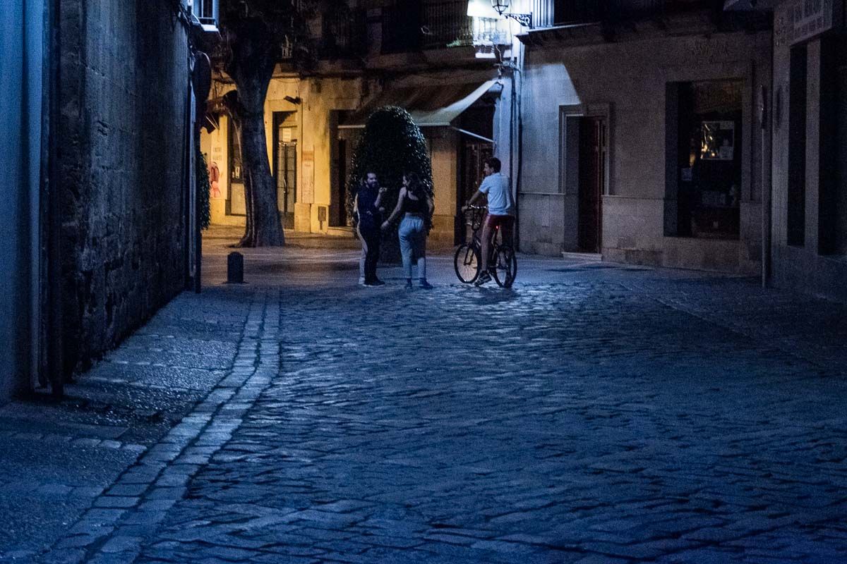 Jóvenes, en bicicleta, paseando de noche. FOTO: CANDELA NÚÑEZ