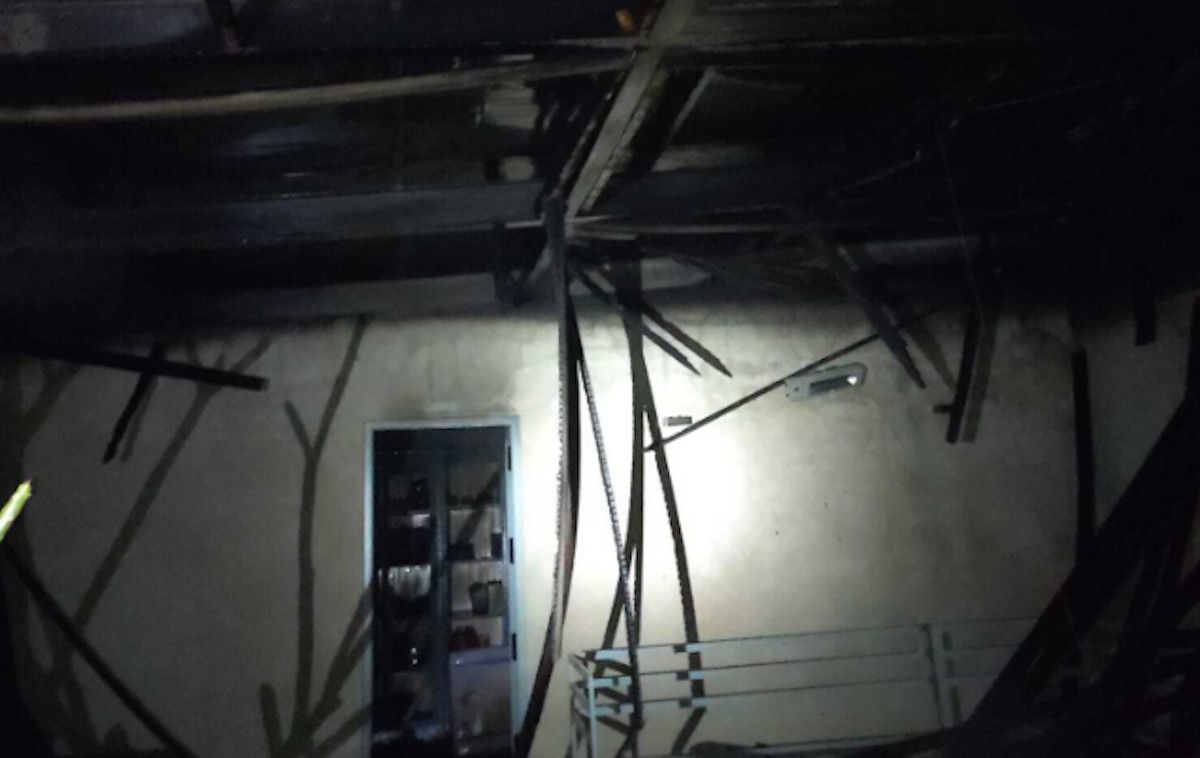 Incendio en un apartahotel de la zona de La Peña en Tarifa.