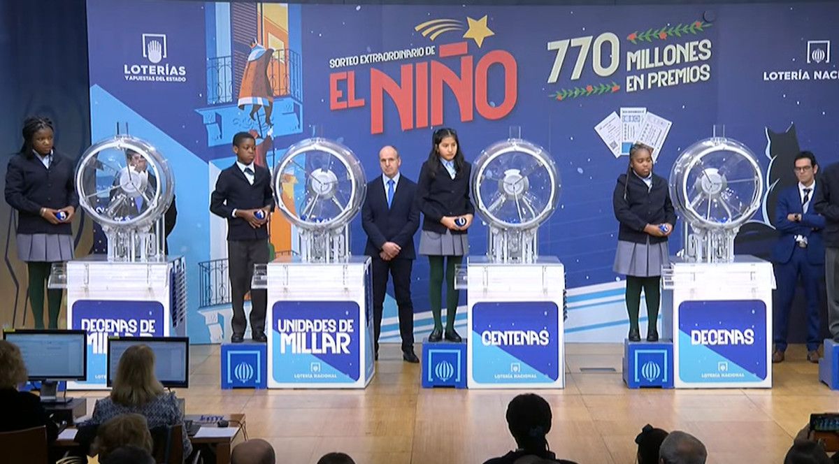  Un momento del sorteo extraordinario de El Niño en una imagen de archivo. Tres municipios de Sevilla donde el Gordo de 'El Niño' ha repartido fortuna: "Estamos que no nos lo creemos"