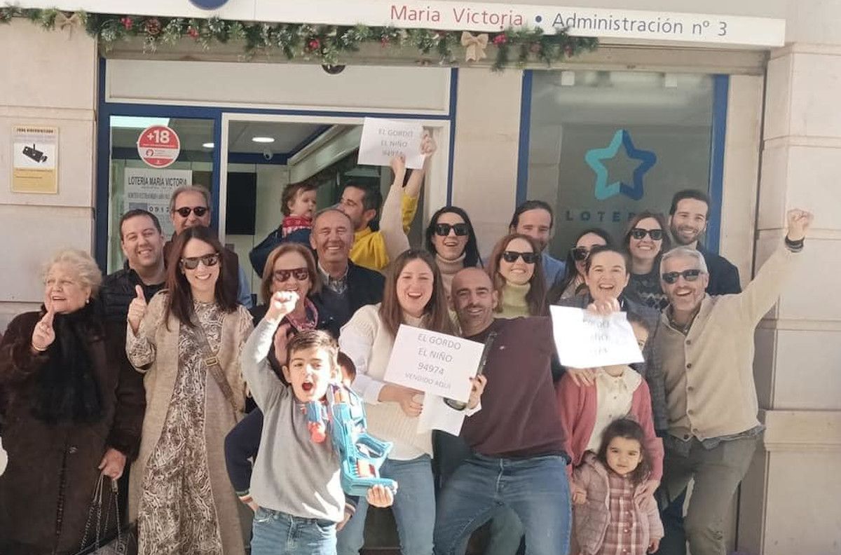 Varias personas celebrando los premios del sorteo de 'El Niño' en un año anterior.