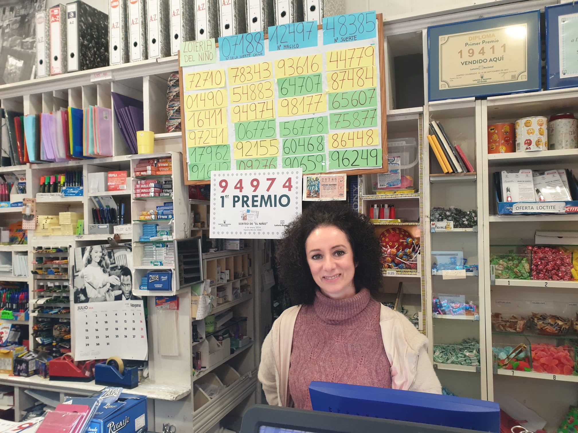 Las hermanas Celia y Mónica Ruiz venden seis décimos premiados con el Gordo de 'El Niño' en Cádiz. ONDA CÁDIZ