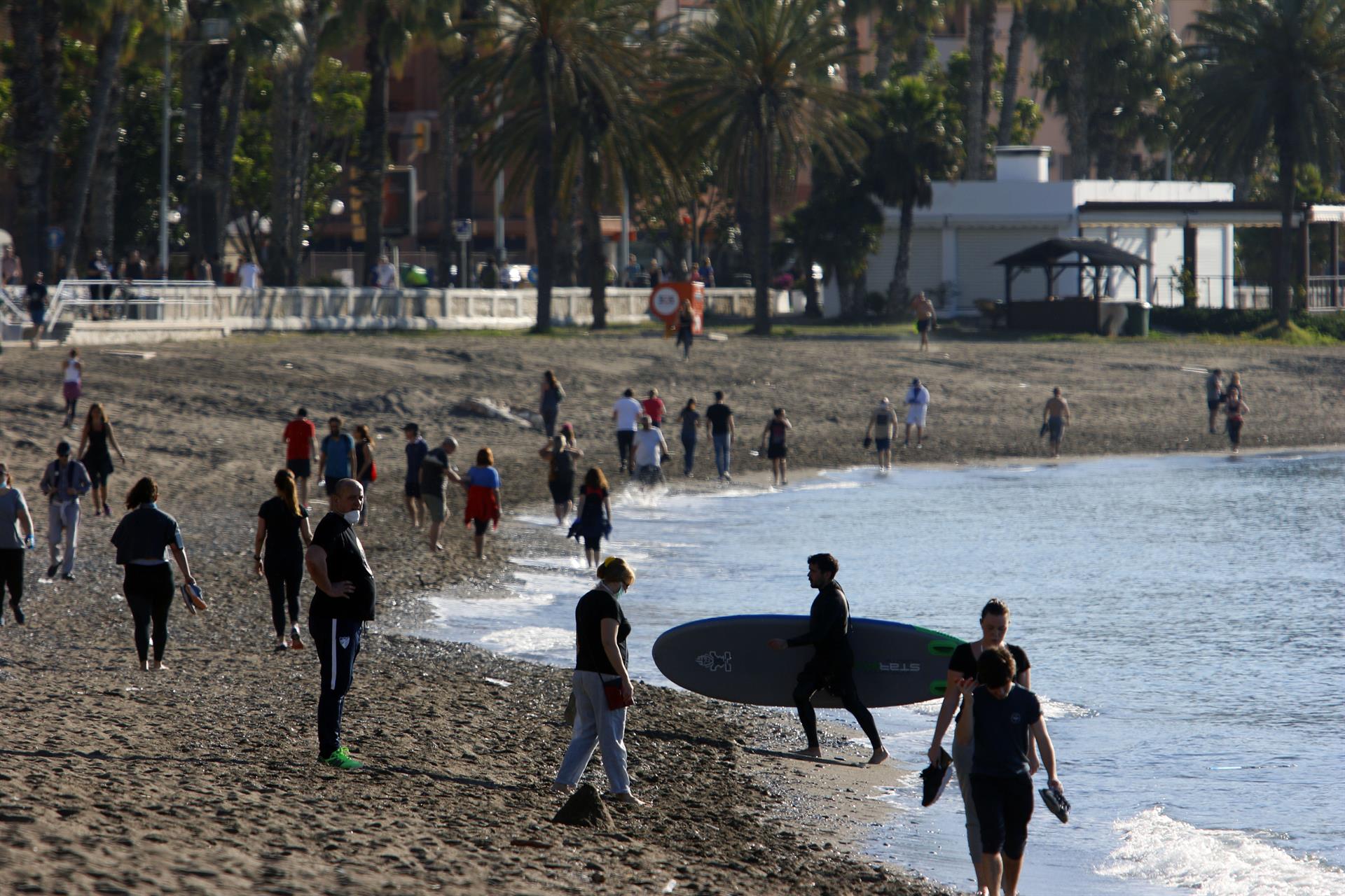 Paseos por una playa andaluza, este domingo. FOTO: EP